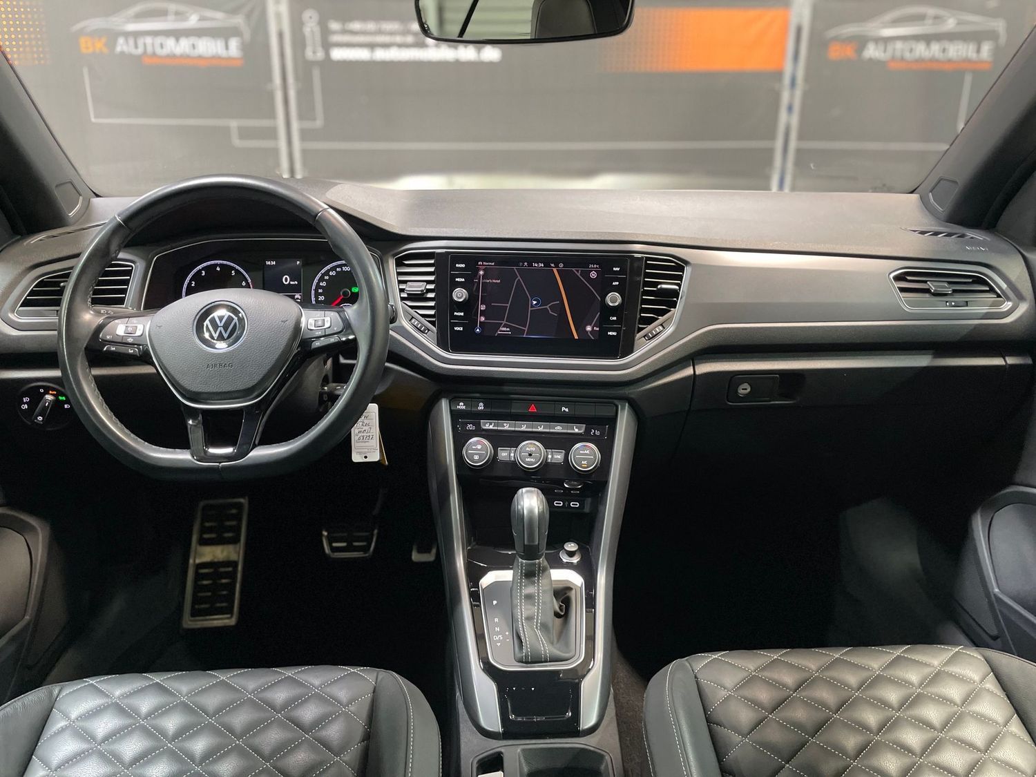Fahrzeugabbildung Volkswagen T-Roc 1.5TSI R-Line DSG#LED#Leder#ACC#Spur