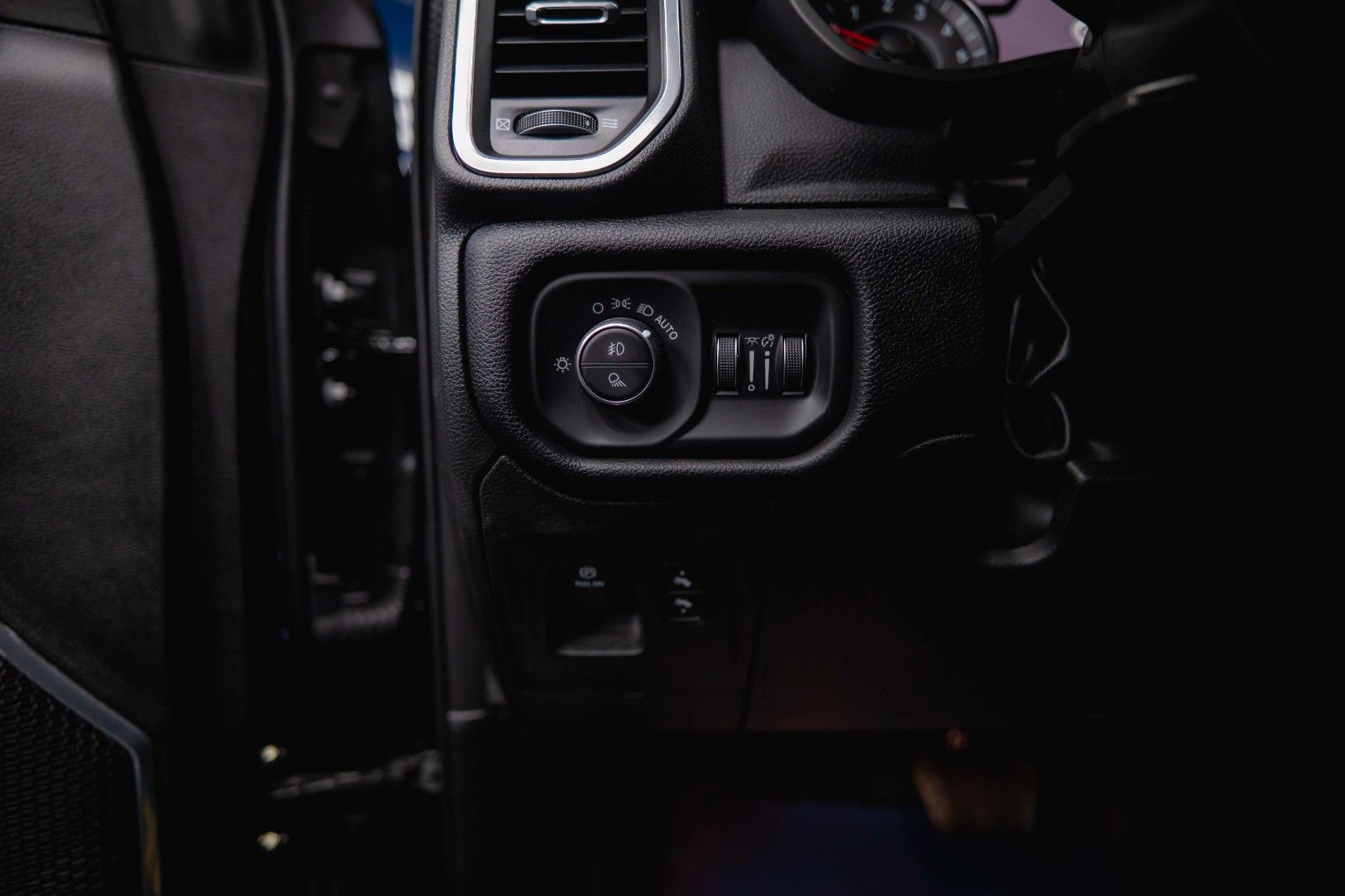 Fahrzeugabbildung Dodge RAM 5.7 V8 HEMI 4x4 LARAMIE Offroad Night LED