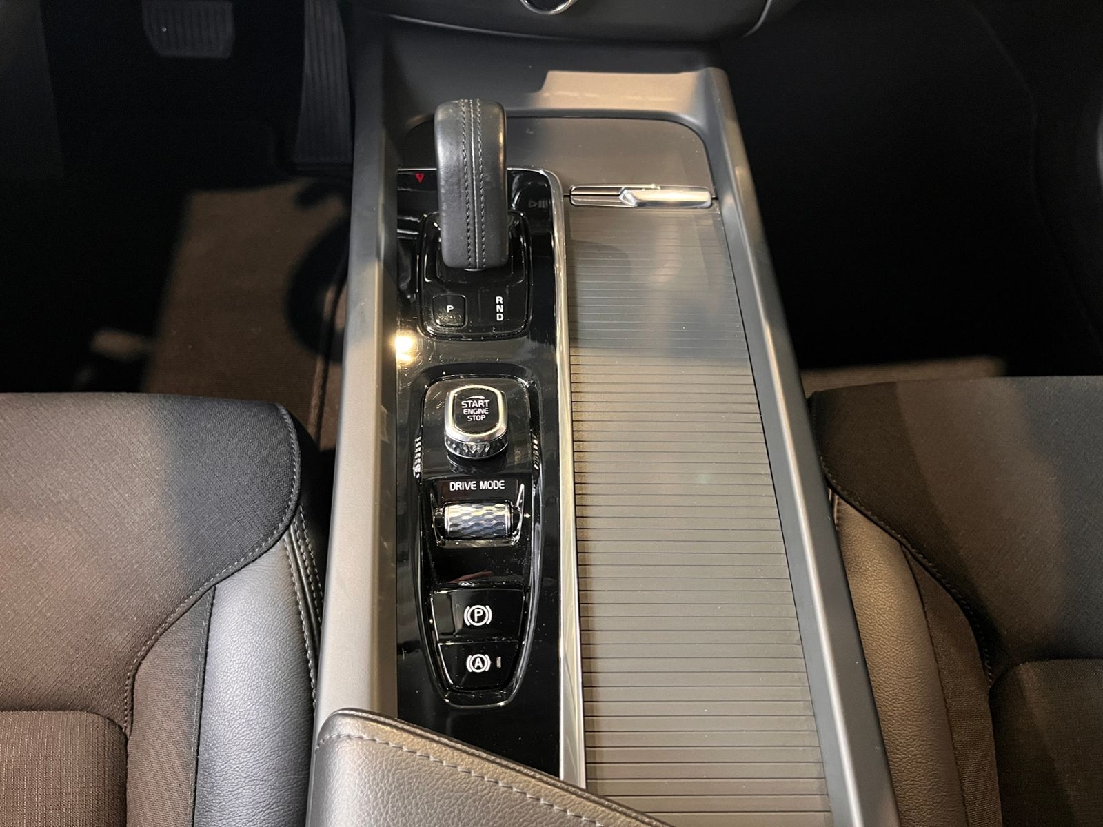 Fahrzeugabbildung Volvo XC60 Momentum Pro 2WD AHK LED NAV RFK 18"