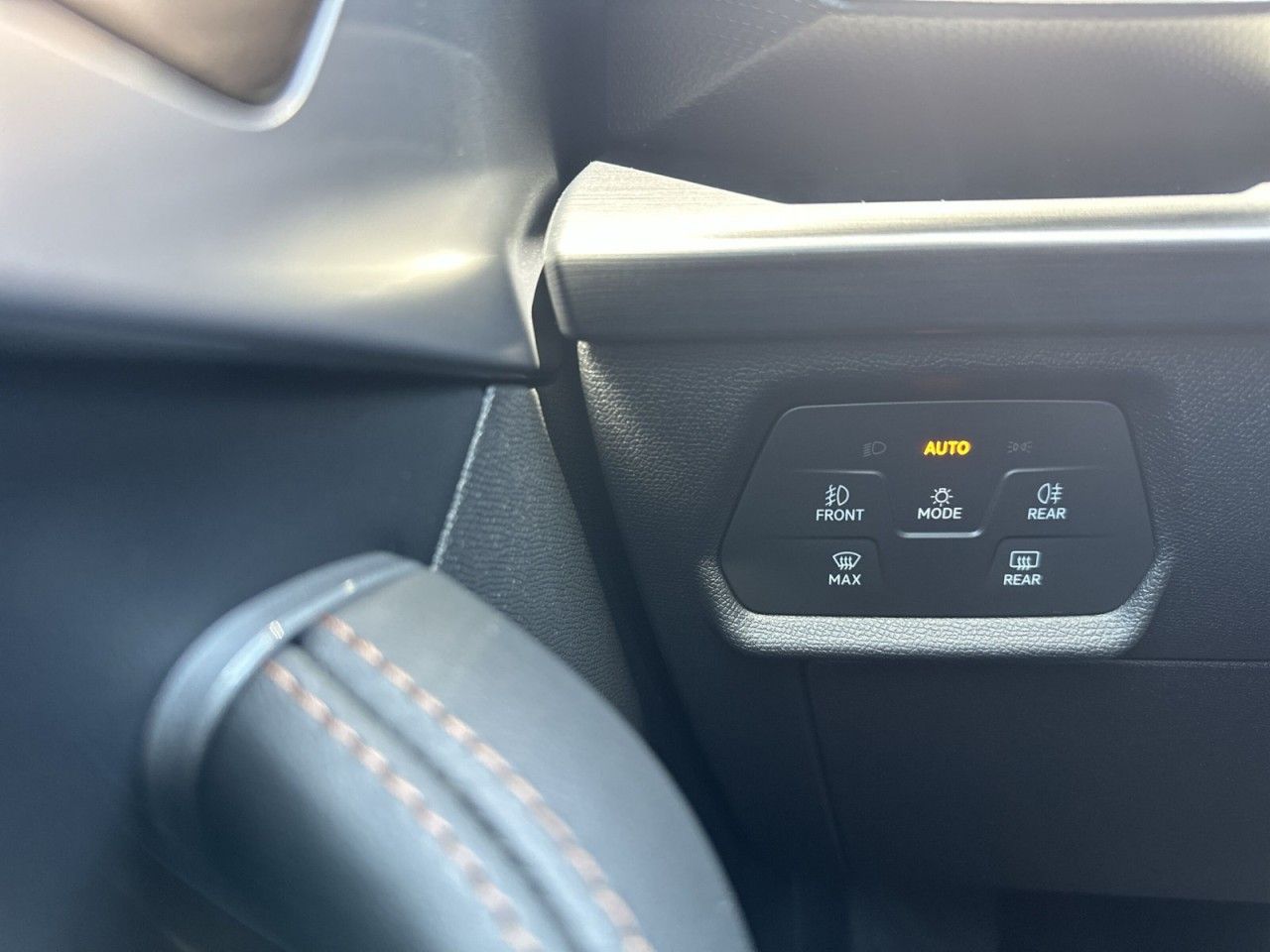 Fahrzeugabbildung CUPRA Leon Sportstourer 1.5 eTSI 150 PS DSG - mit KI generiert/bearbeitet