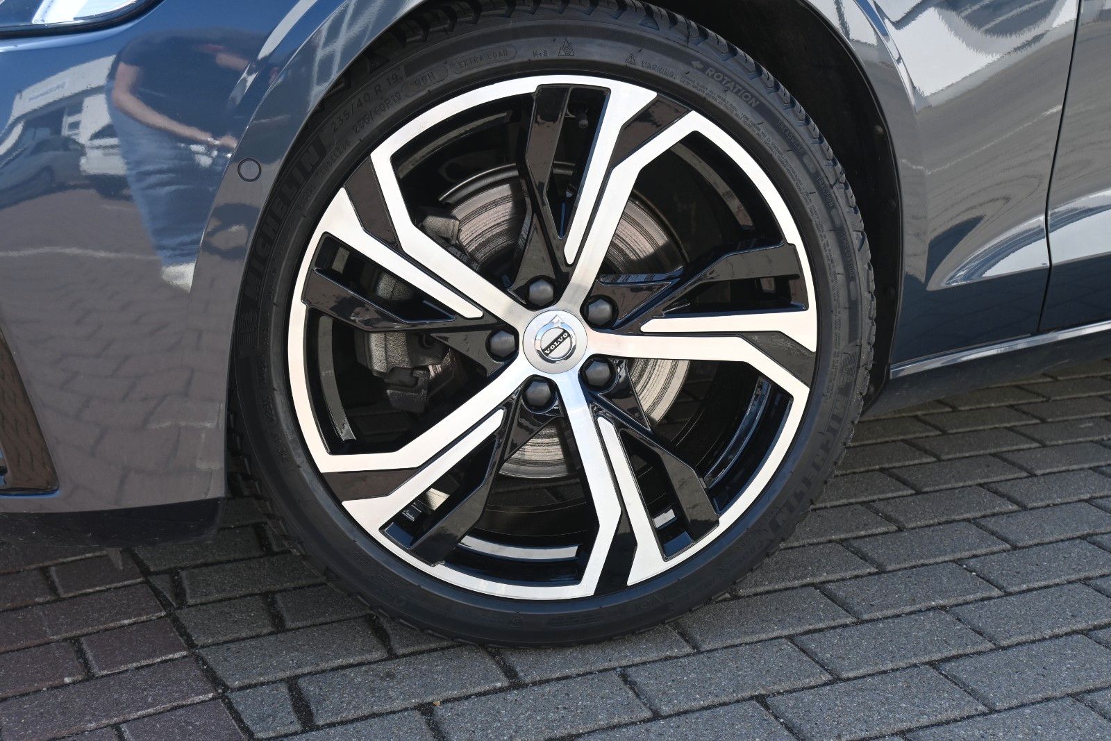 Fahrzeugabbildung Volvo V60 B4  Diesel Plus Dark *H&K*LED*360*LED*FSHZG
