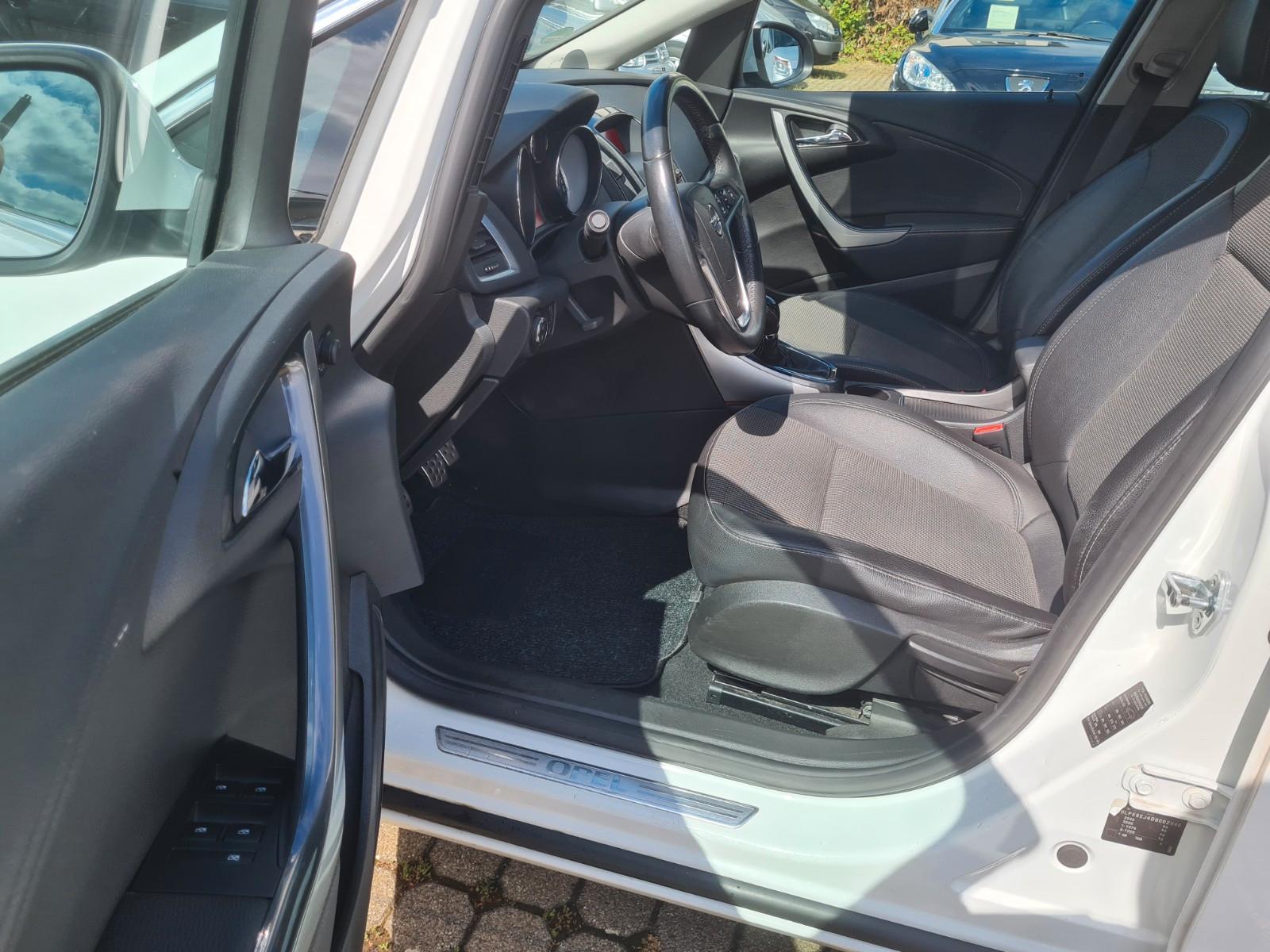 Opel Astra 2012 — photo 12