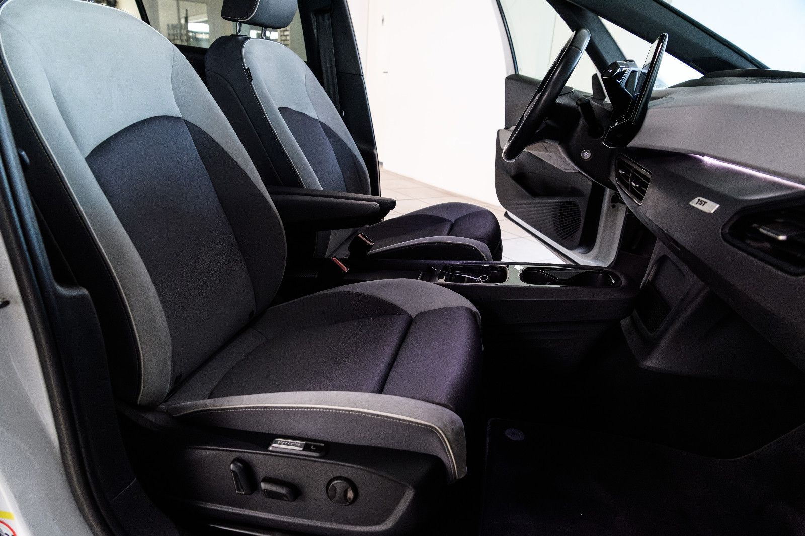 Fahrzeugabbildung Volkswagen ID.3 Pro Performance 150 kW*LED+SHZ+PANORAMA+NAV