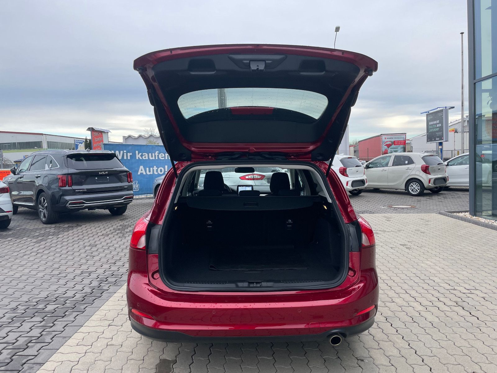 Fahrzeugabbildung Ford Focus Titanium LED, Winterpaket, Verkehrszeiche.