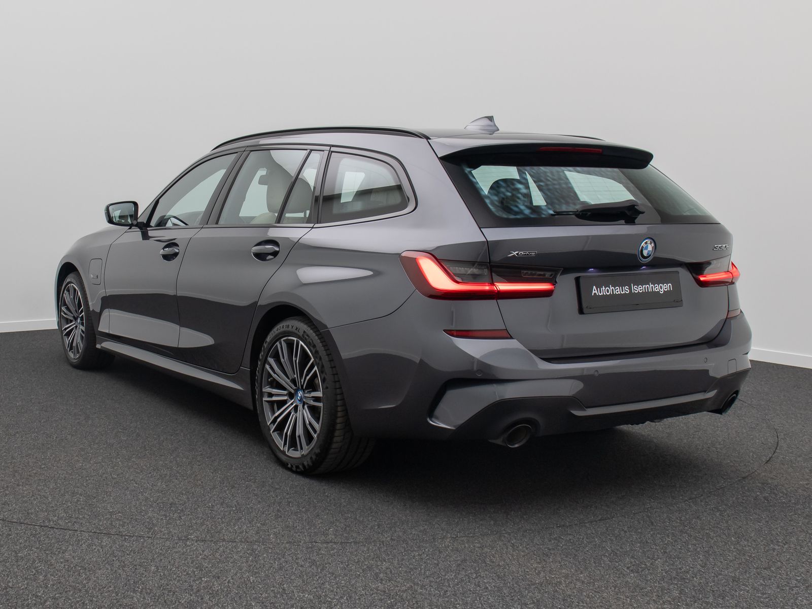 Fahrzeugabbildung BMW 330e xD M Sport DAB Memory AHK HUD Individual