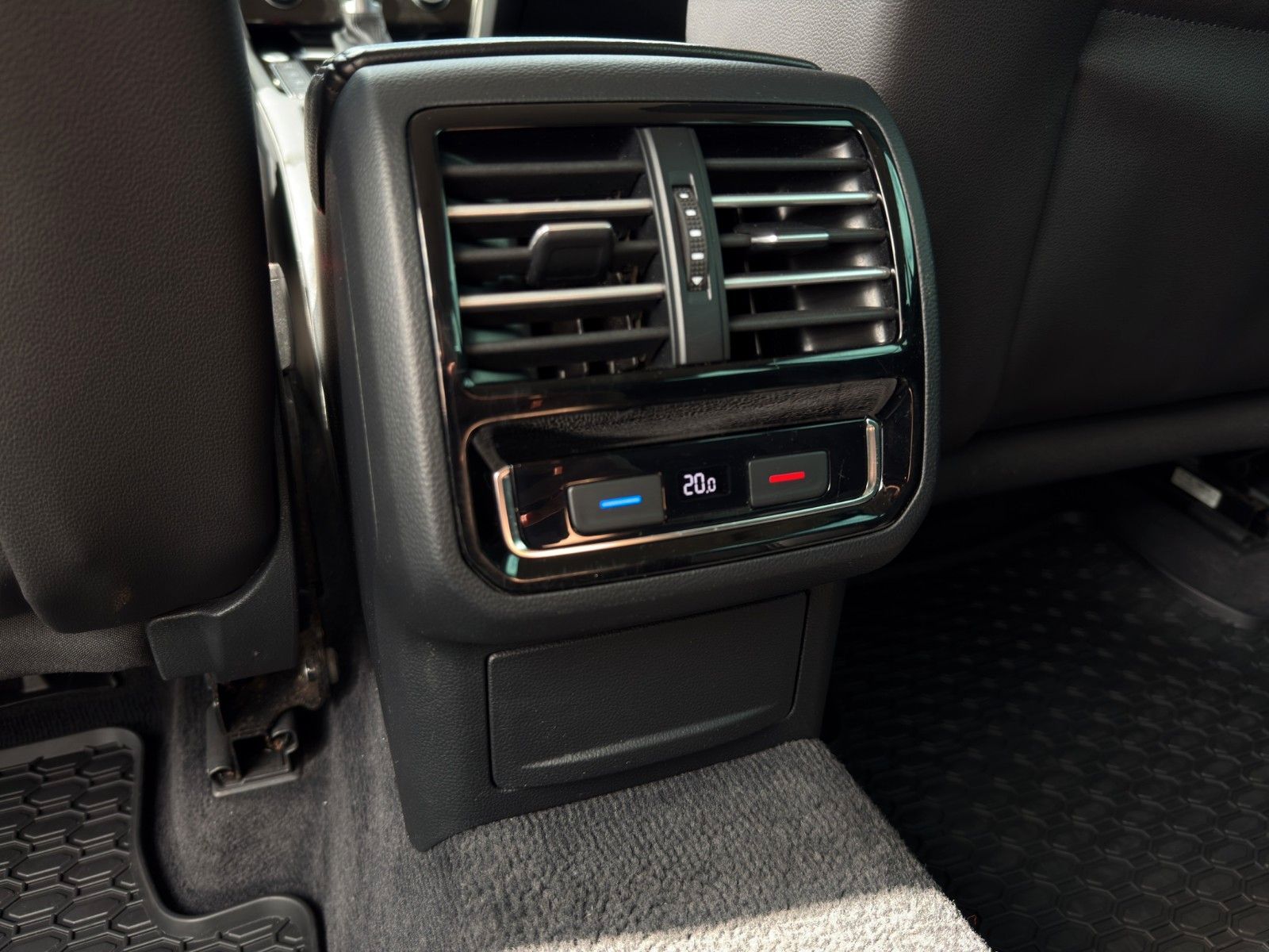 Fahrzeugabbildung Volkswagen Passat Variant 4Motion *ACC*Alcantara*AHK*LED