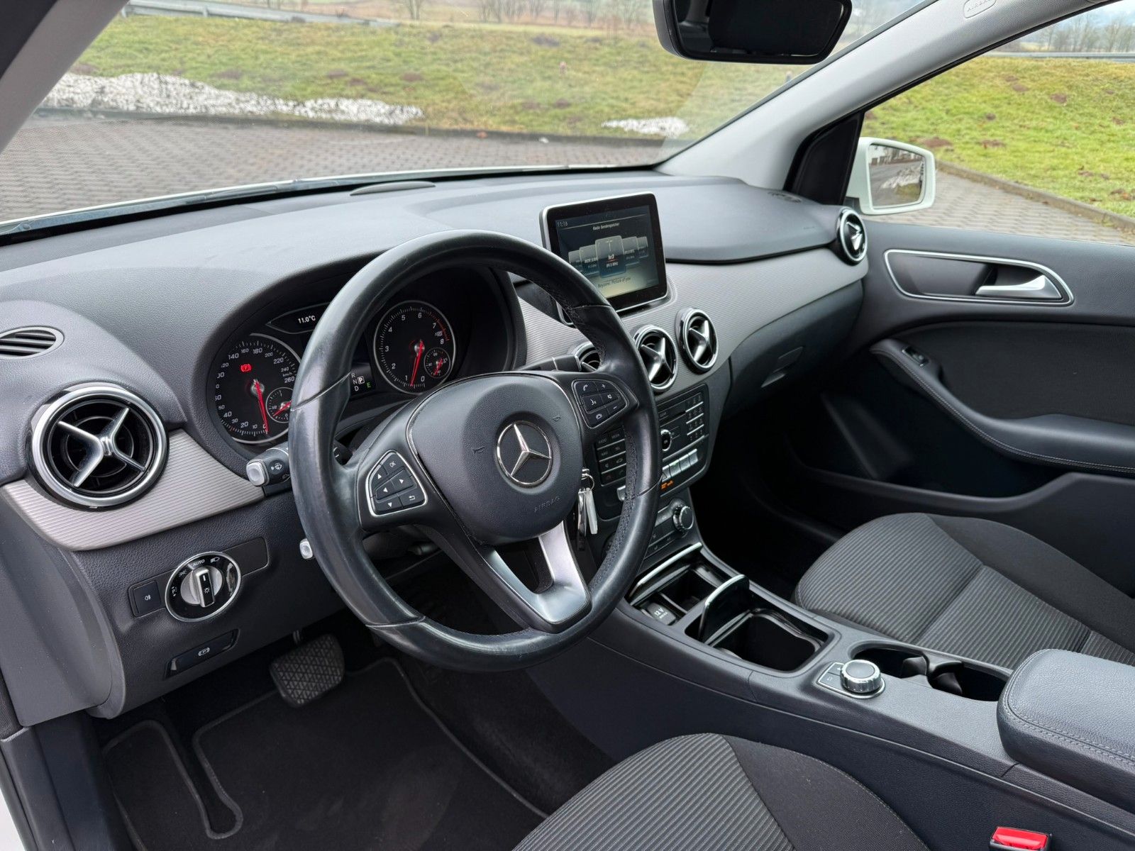 Fahrzeugabbildung Mercedes-Benz B 180 Style LED+FERNL.ASSIST+SPIEGEL PAKET+KAMER