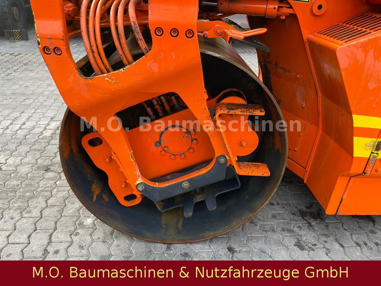 Fahrzeugabbildung BOMAG BW 154 AP-AM / Walze /