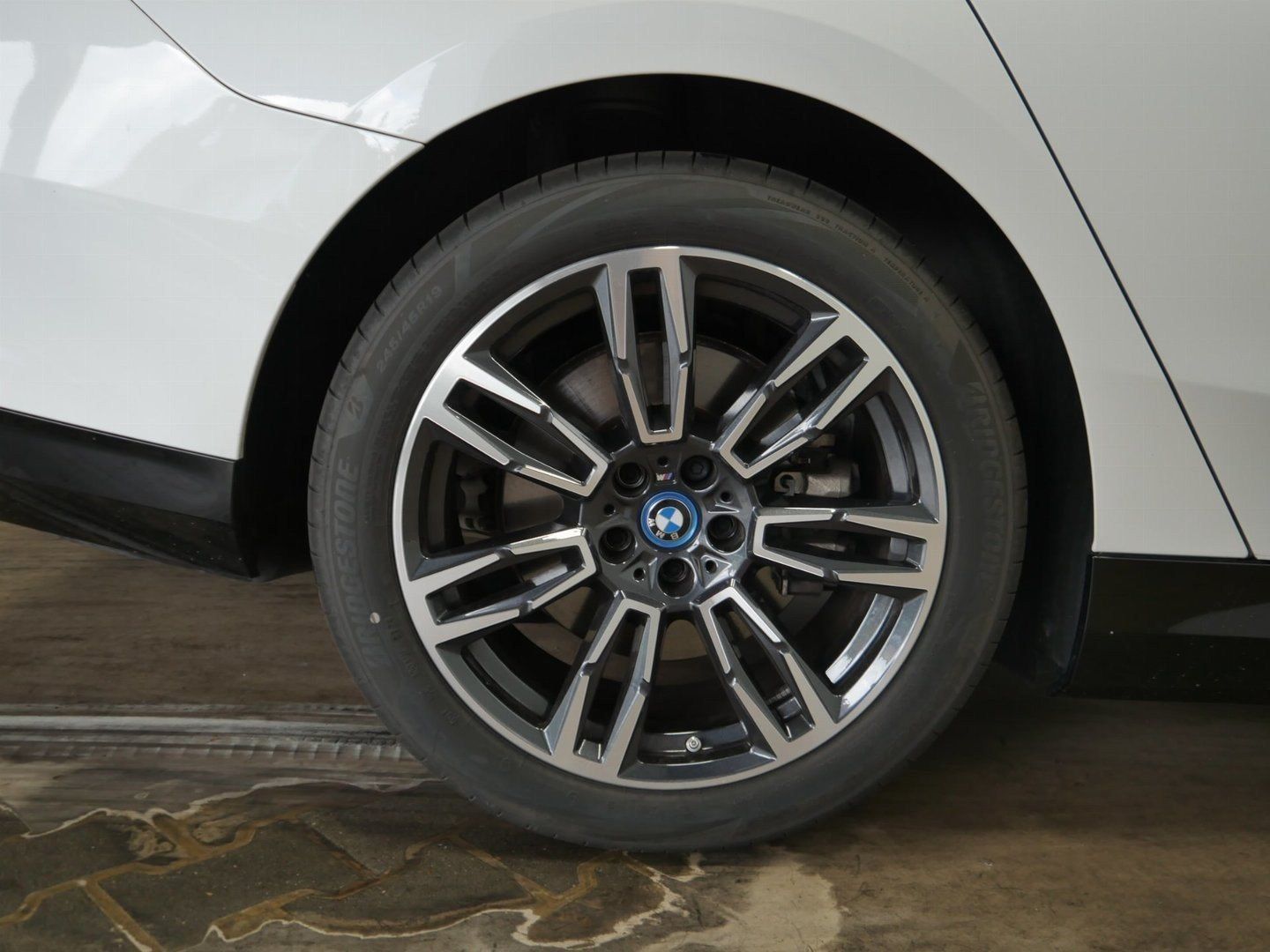 Fahrzeugabbildung BMW i5 xDrive40 M-Sportpaket | Sitzbelüftung vorn |