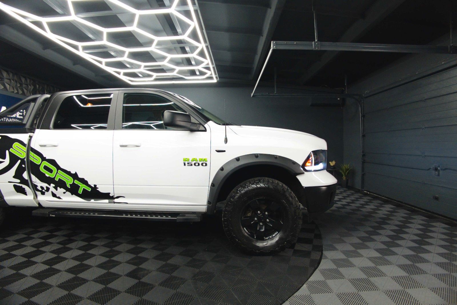 Fahrzeugabbildung Dodge RAM 5.7 V8 HEMI 4x4 OFFROAD Night-Paket LONGBED