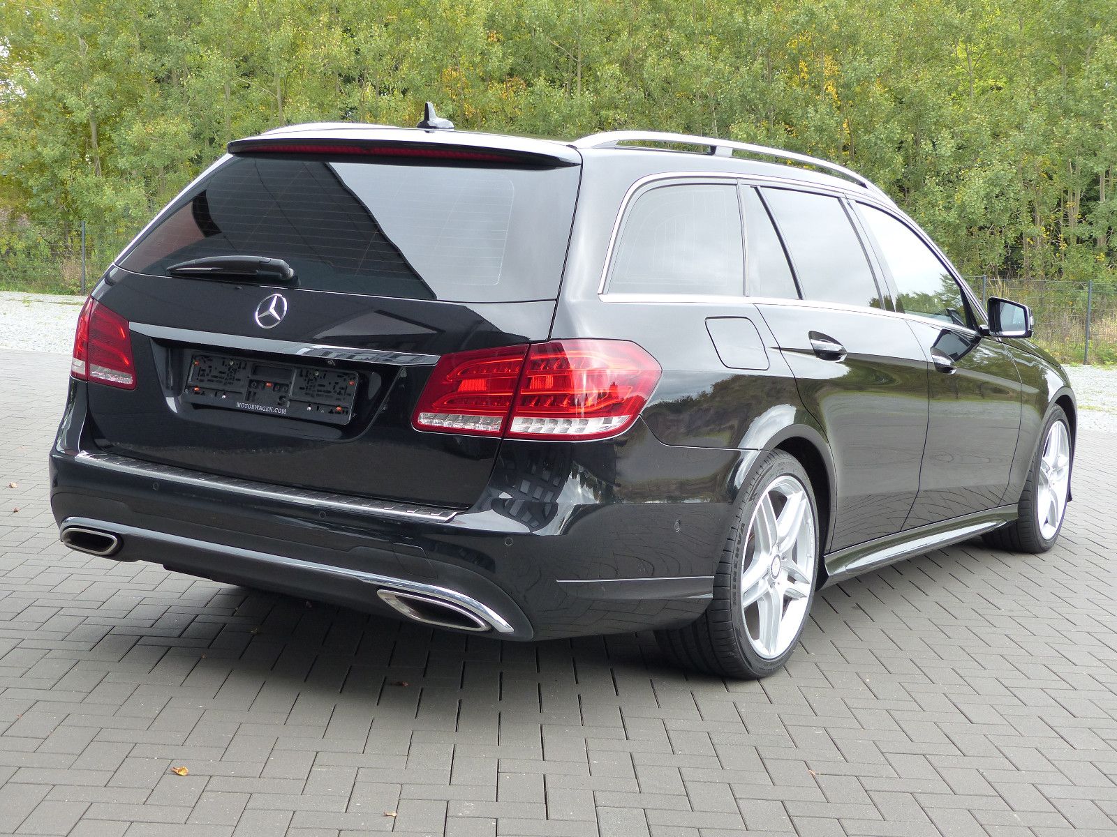 Fahrzeugabbildung Mercedes-Benz E 300 BlueTec T Diesel AMG