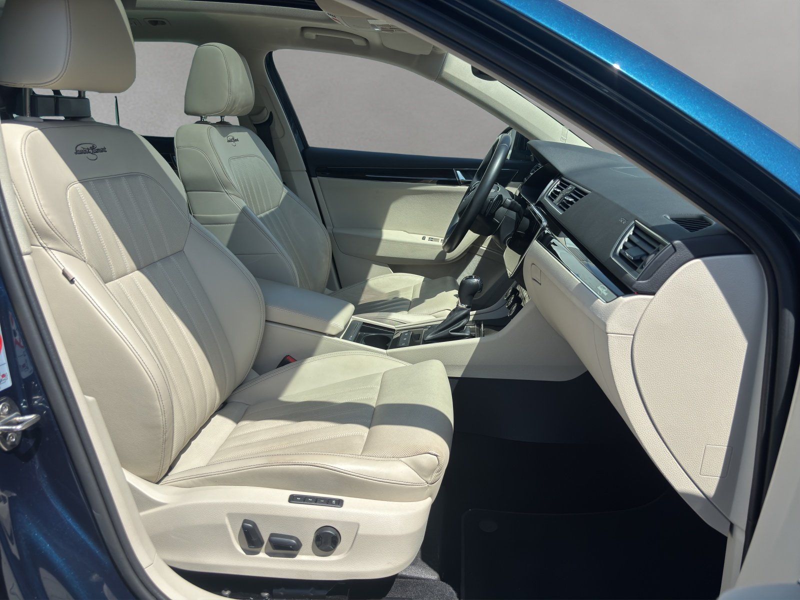 Fahrzeugabbildung SKODA Superb Combi 2.0 TDI L&K 4x4/PANO/AHK/ACC/360°KA