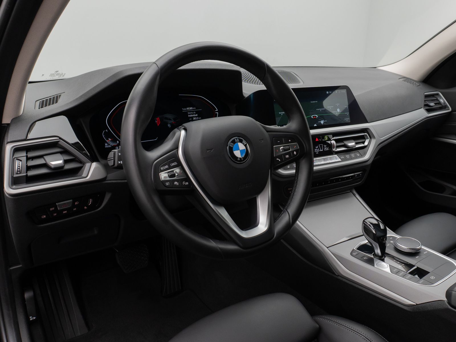 Fahrzeugabbildung BMW 320d HUD DAB Stop&Go Komfort Alarm AHK PDC Sport