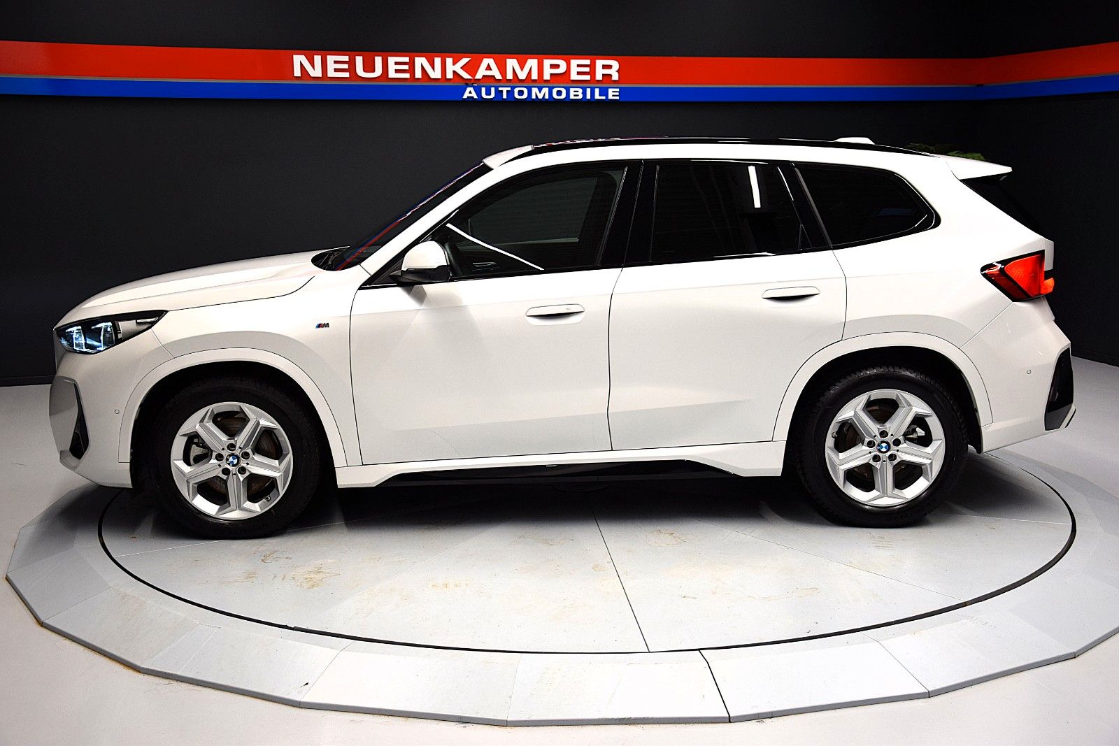 Fahrzeugabbildung BMW X1 sDrive 20 i M Sport Pano ACC HuD Memory H&k