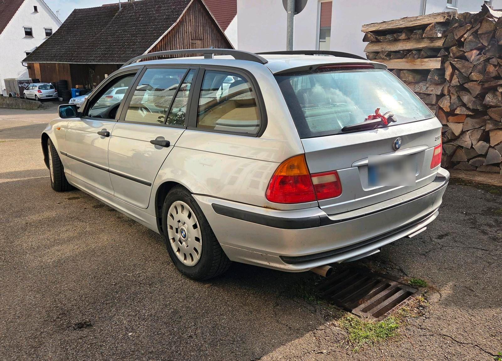 BMW 318 2004 — rear view