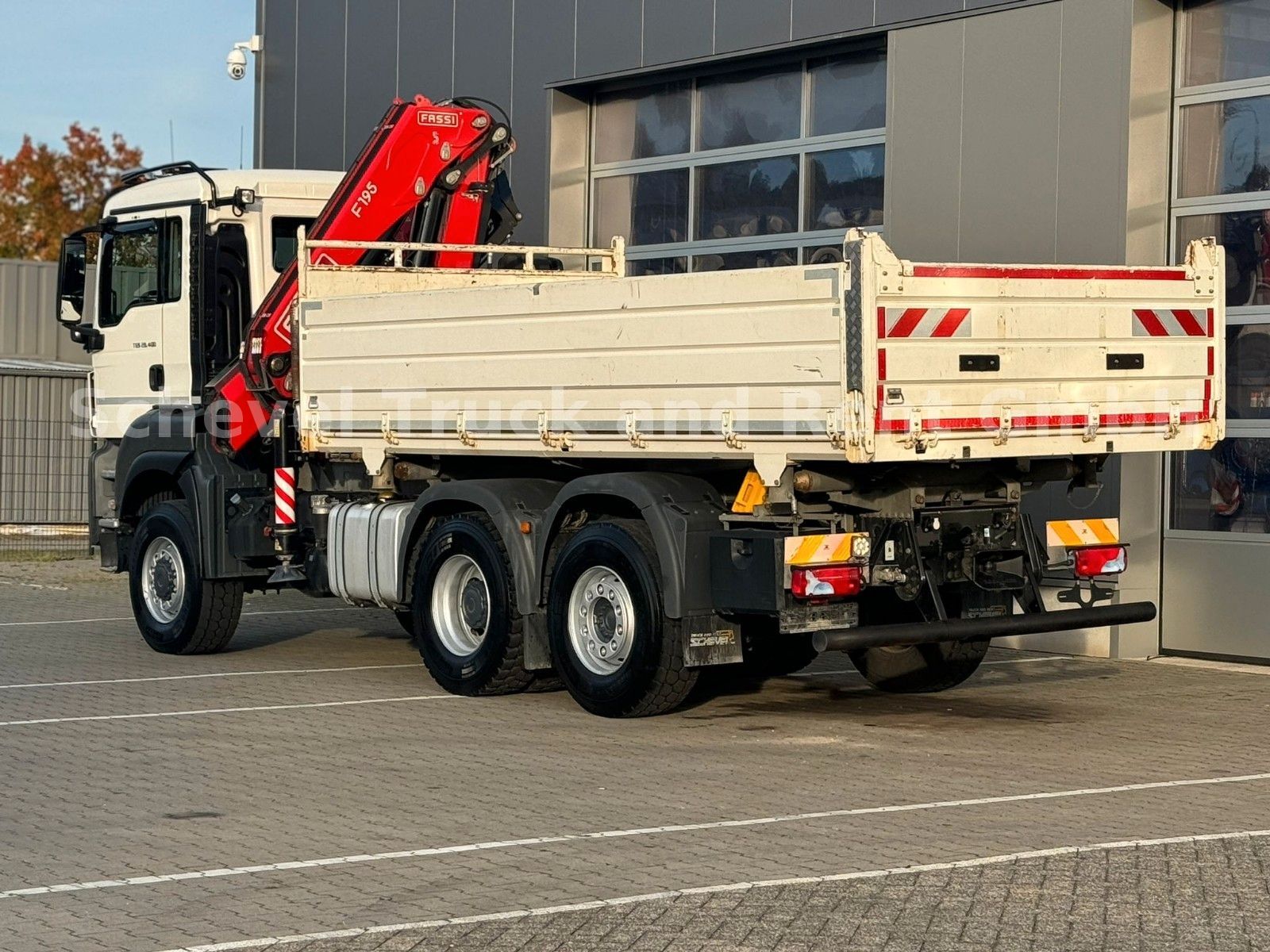 Fahrzeugabbildung MAN TGS 28.400 6x4-4 Dreiseitenkipper FASSI F195
