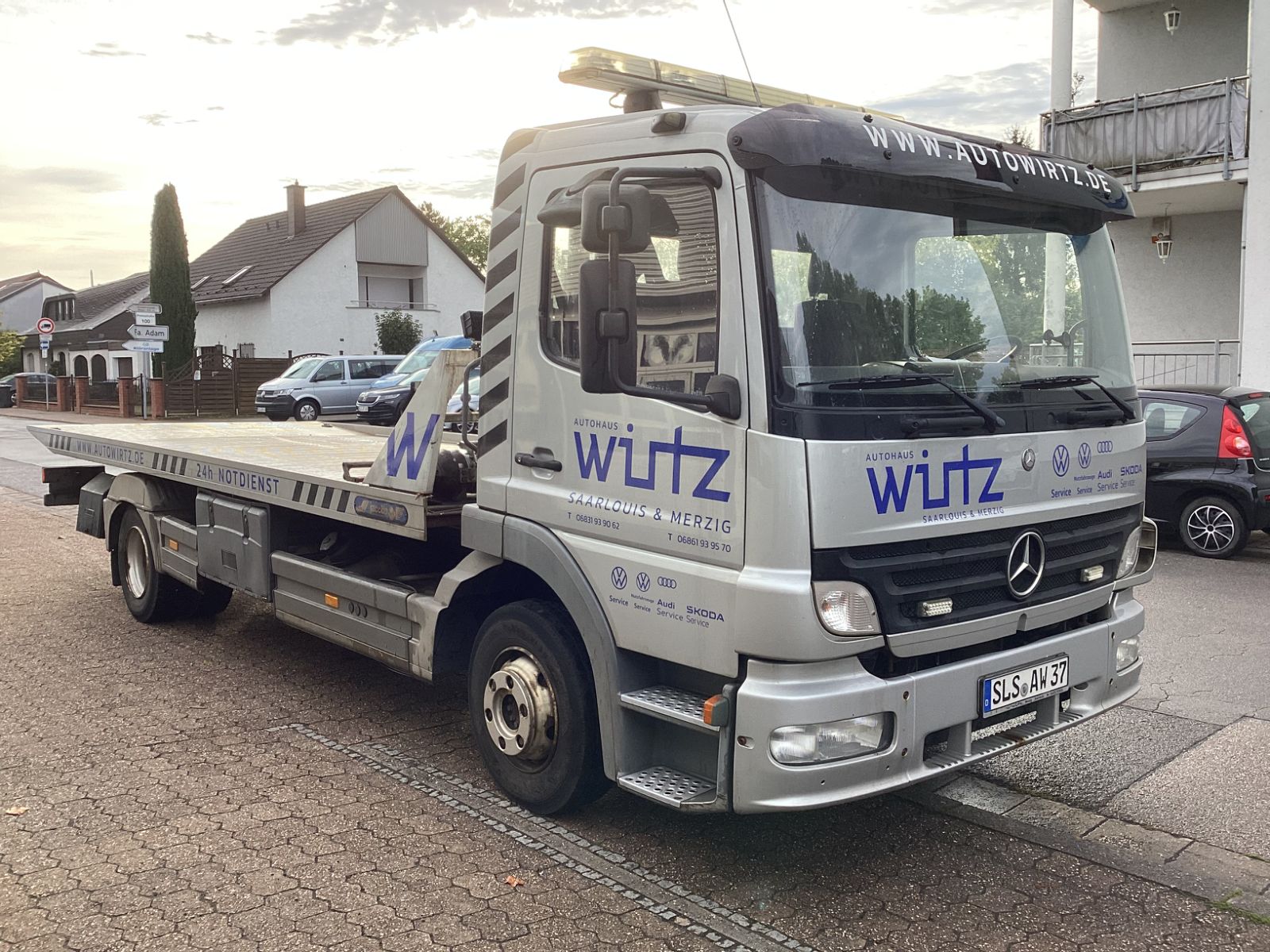 Fahrzeugabbildung Mercedes-Benz Atego 823 mit Plateau