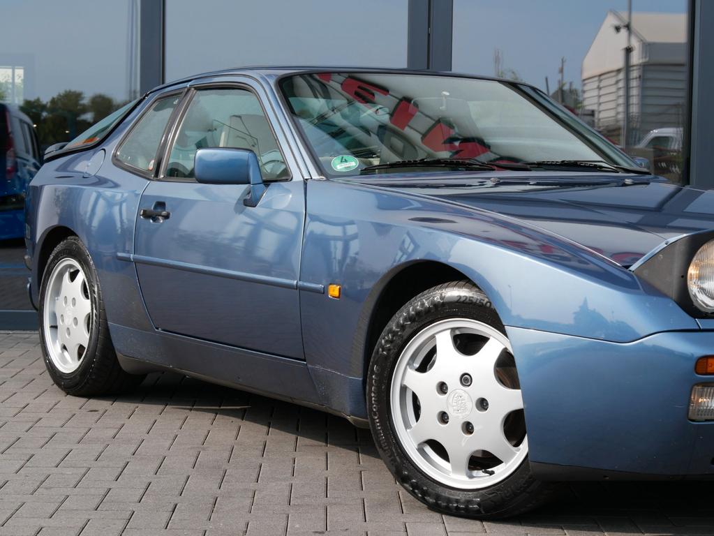 Porsche 944