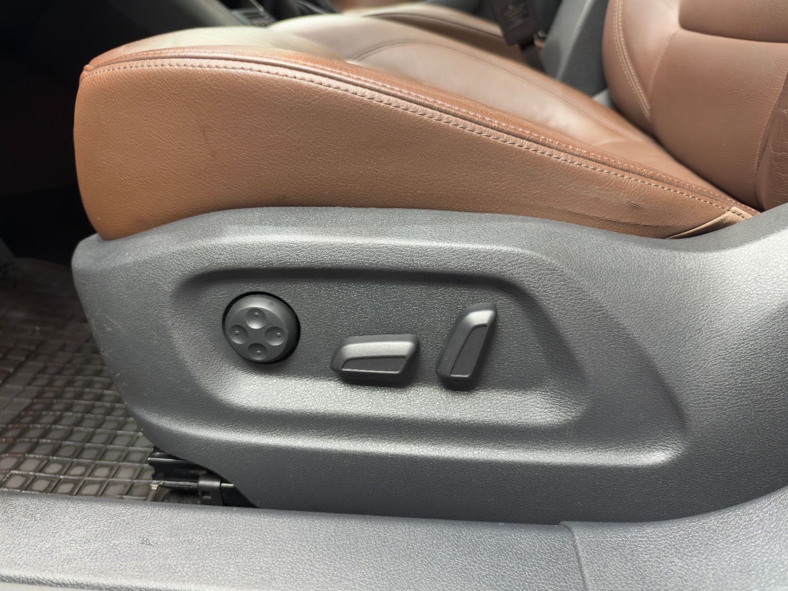 Fahrzeugabbildung Volkswagen Tiguan 2.0 TSI 4MOTION Track&Style |PANO|LEDER