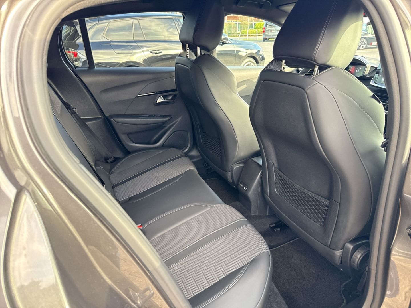 Fahrzeugabbildung Peugeot 208 GT 1.2 PureTech 100 Navi LED ACC Klimaautom