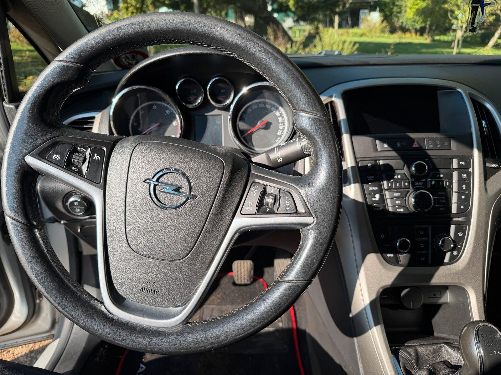 Opel Astra 2011 — photo 11
