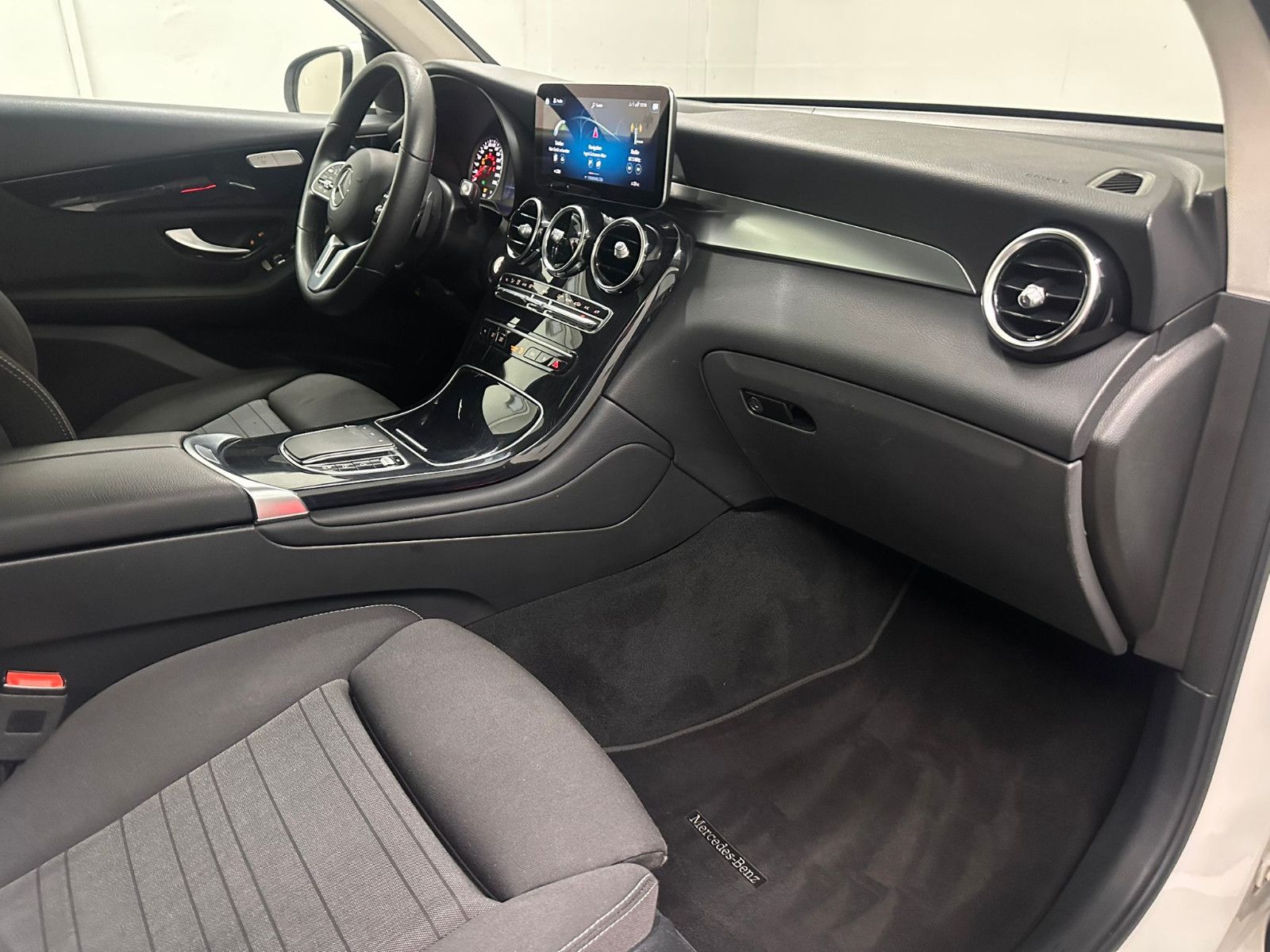 Fahrzeugabbildung Mercedes-Benz GLC 200 d 4MATIC Autom.*PANORAMA*CARPLAY*