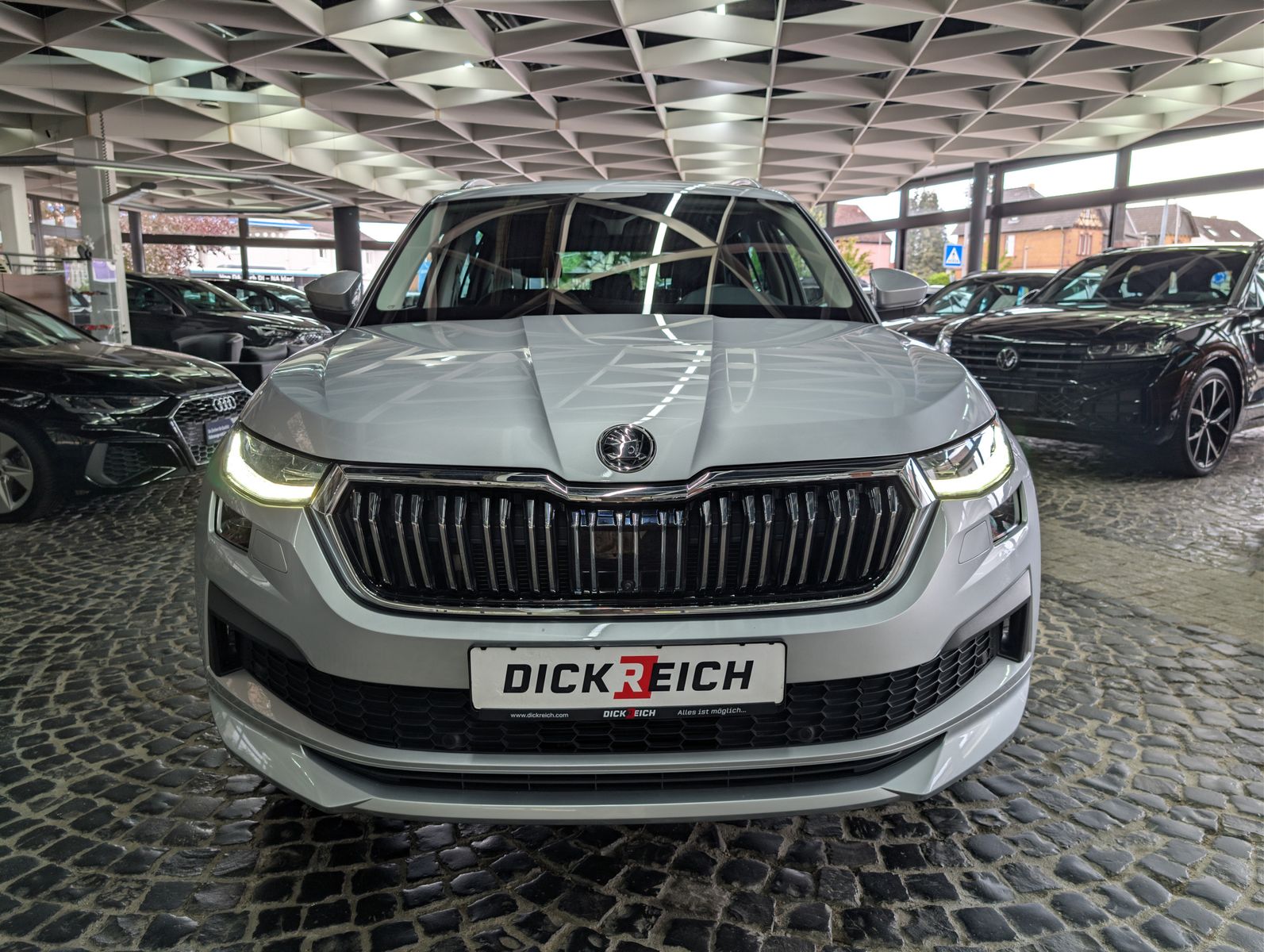 Fahrzeugabbildung SKODA Kodiaq L&amp;K 4x4 CANTON LEDER 360° ACC MEMO VIRT