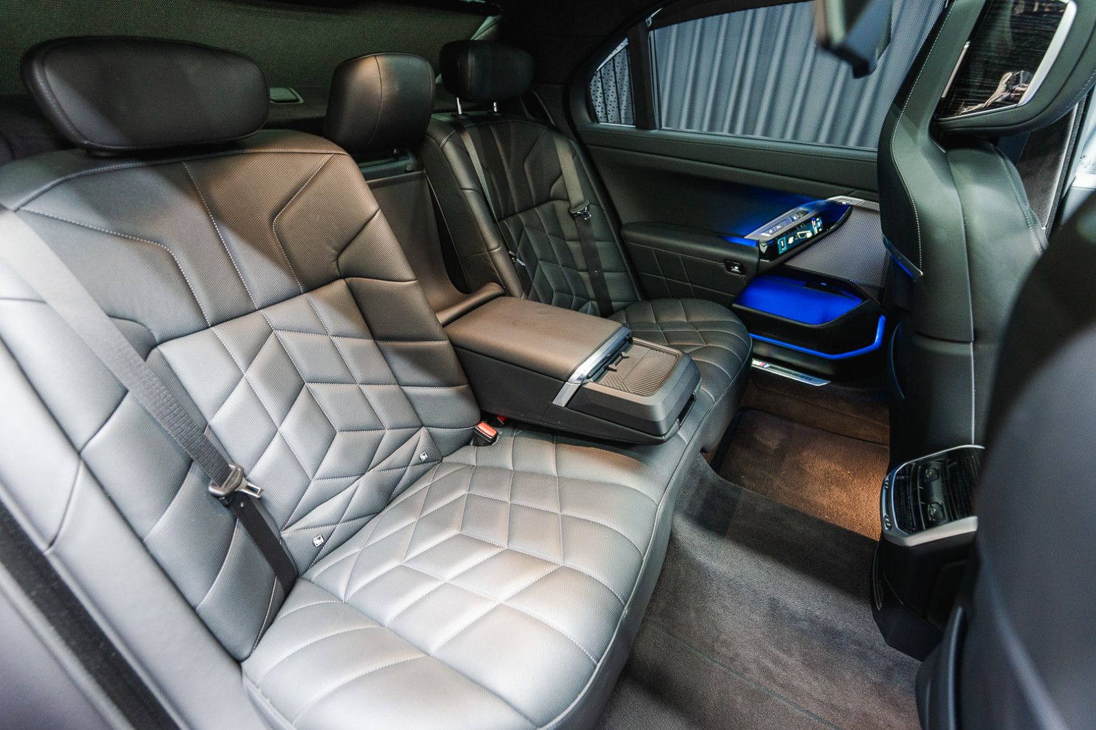 Fahrzeugabbildung BMW 740 d xDrive *M Sport Pro*Iconic Glow*Theater TV