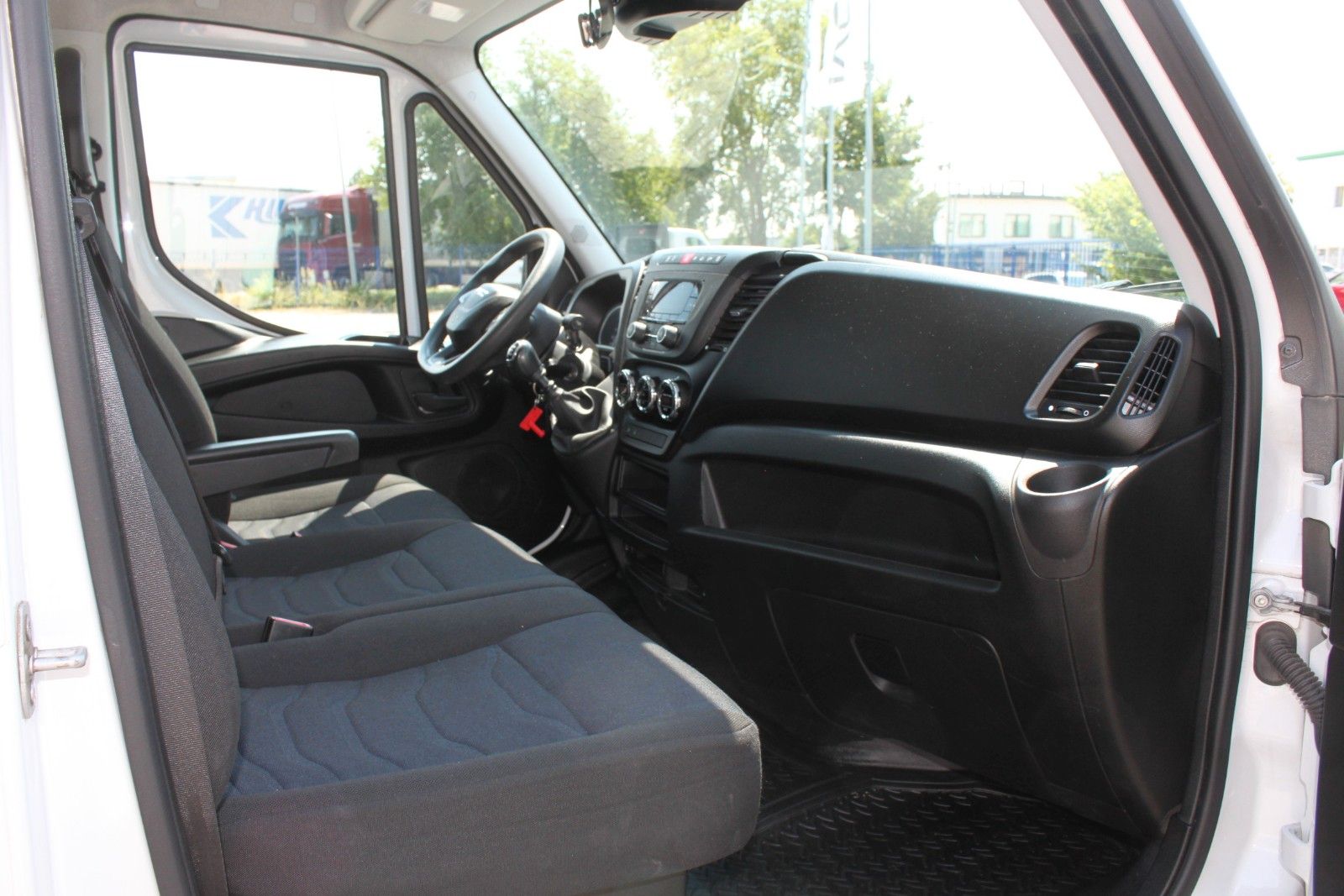 Fahrzeugabbildung Iveco Daily DoKa 35S14Kipper/Webasto