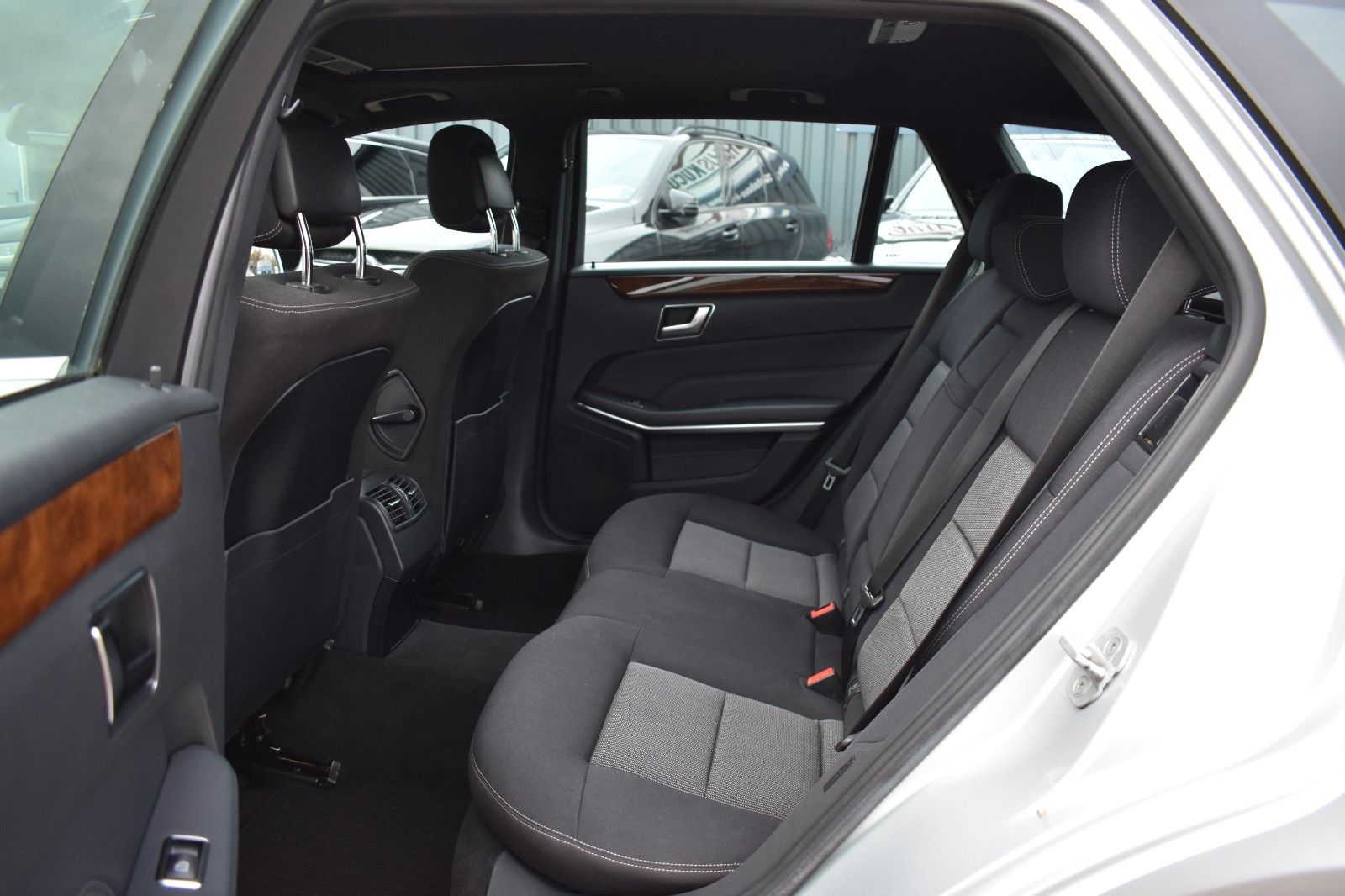 Fahrzeugabbildung Mercedes-Benz E 220 E T-Modell E 220 CDI BlueEfficiency