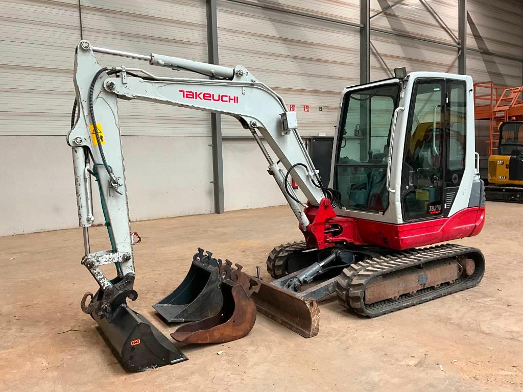 Takeuchi TB 235