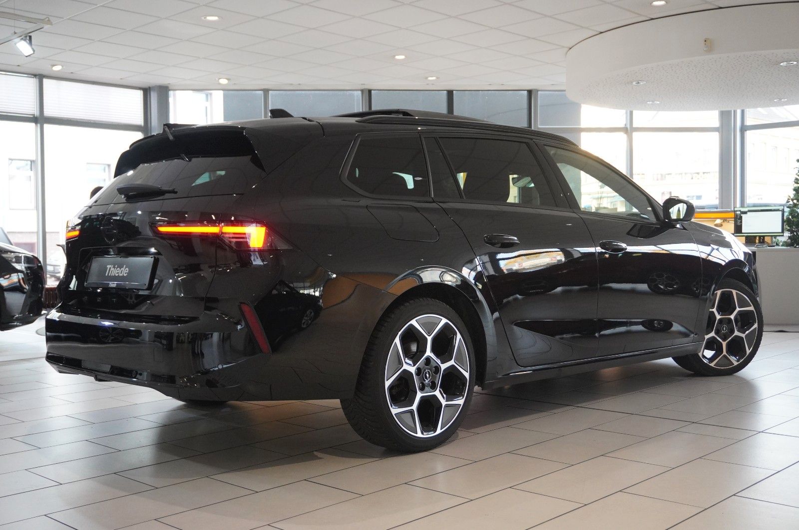 Fahrzeugabbildung Opel Astra L ST 1.2T ULTIMATE NAVI/LED/360°/VIRT/DAB+