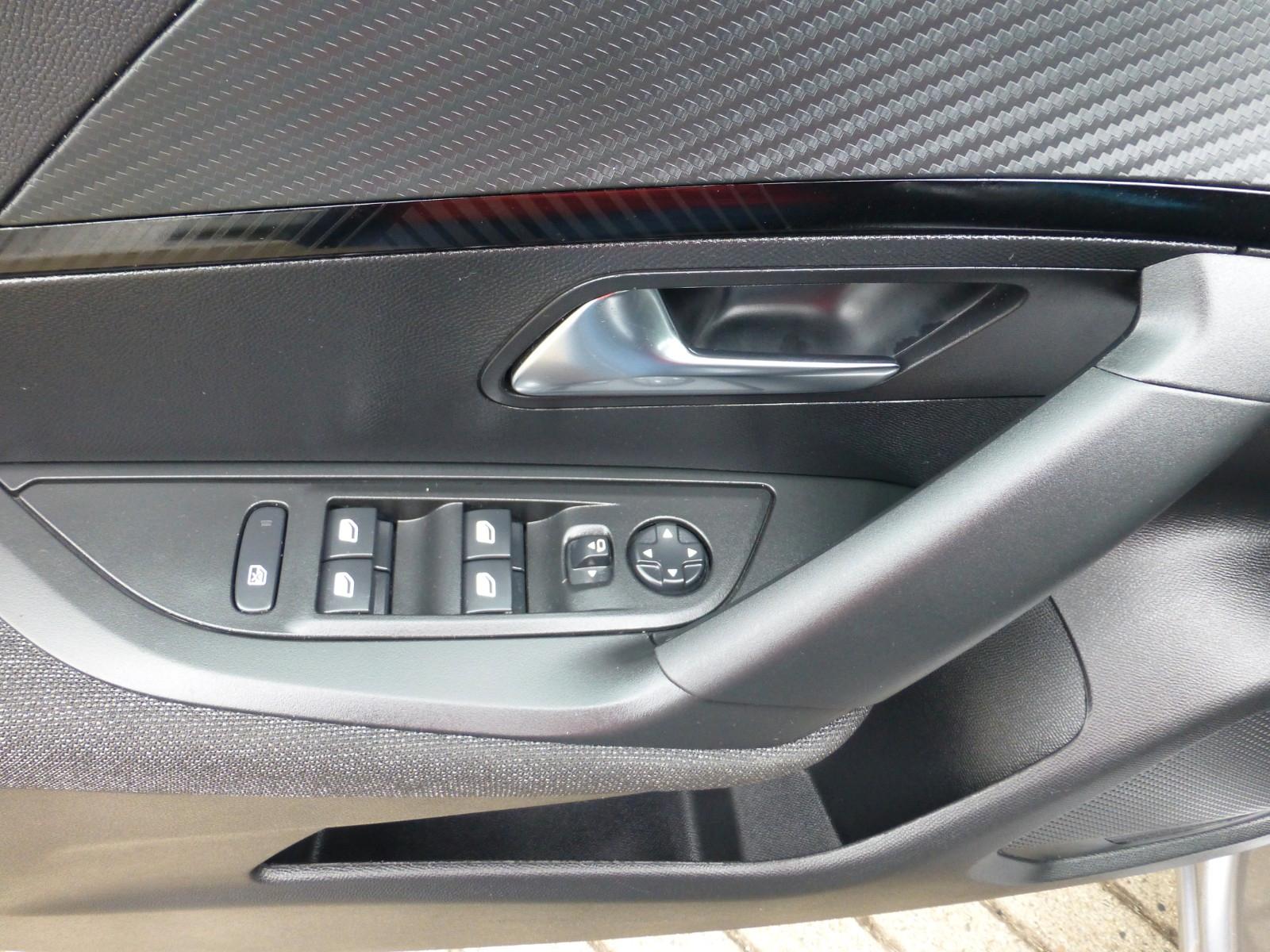 Peugeot 2008 Hybrid 136 Style *PDC, DAB, APPLE CAR PLAY*