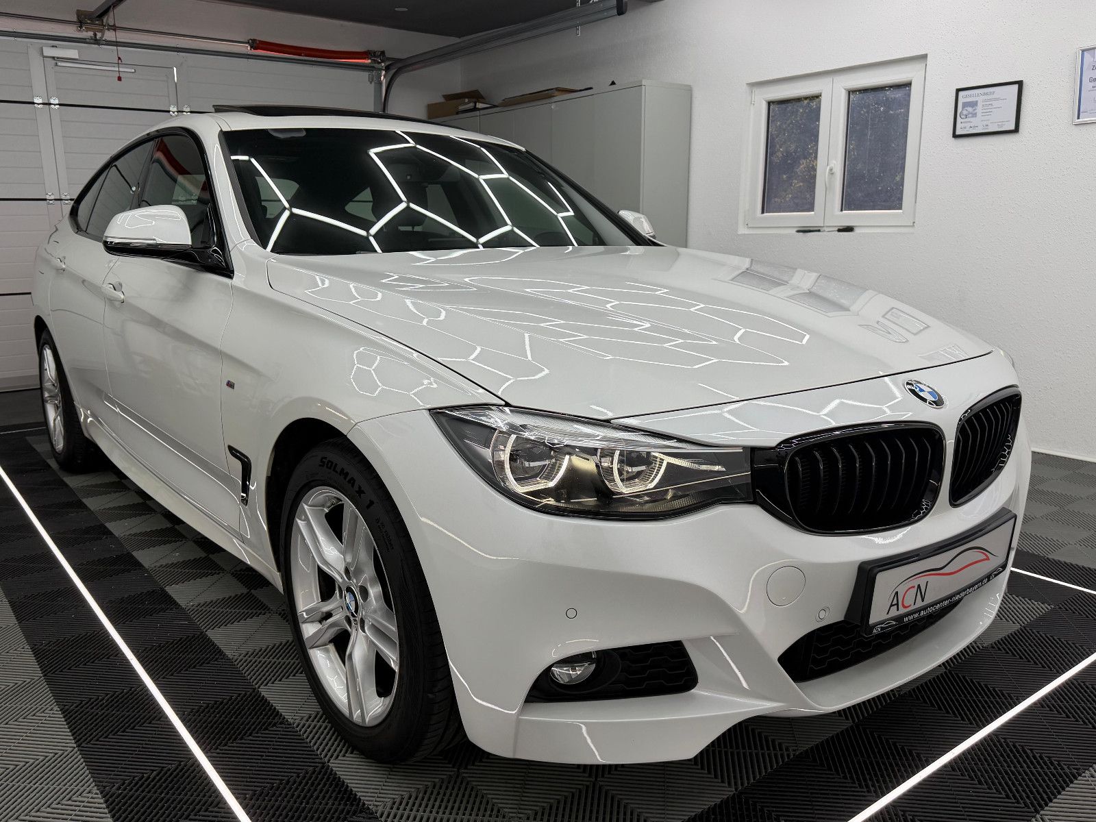 Fahrzeugabbildung BMW 320d xDrive GT M-SPORT/PANO/LEDER/HUD/AHK/AD LED