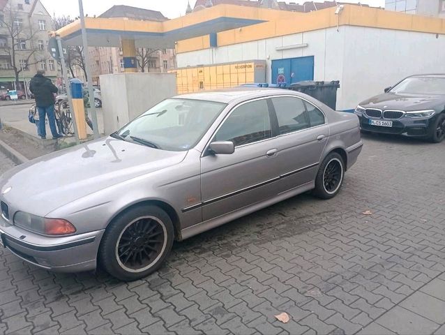 BMW E39 523i