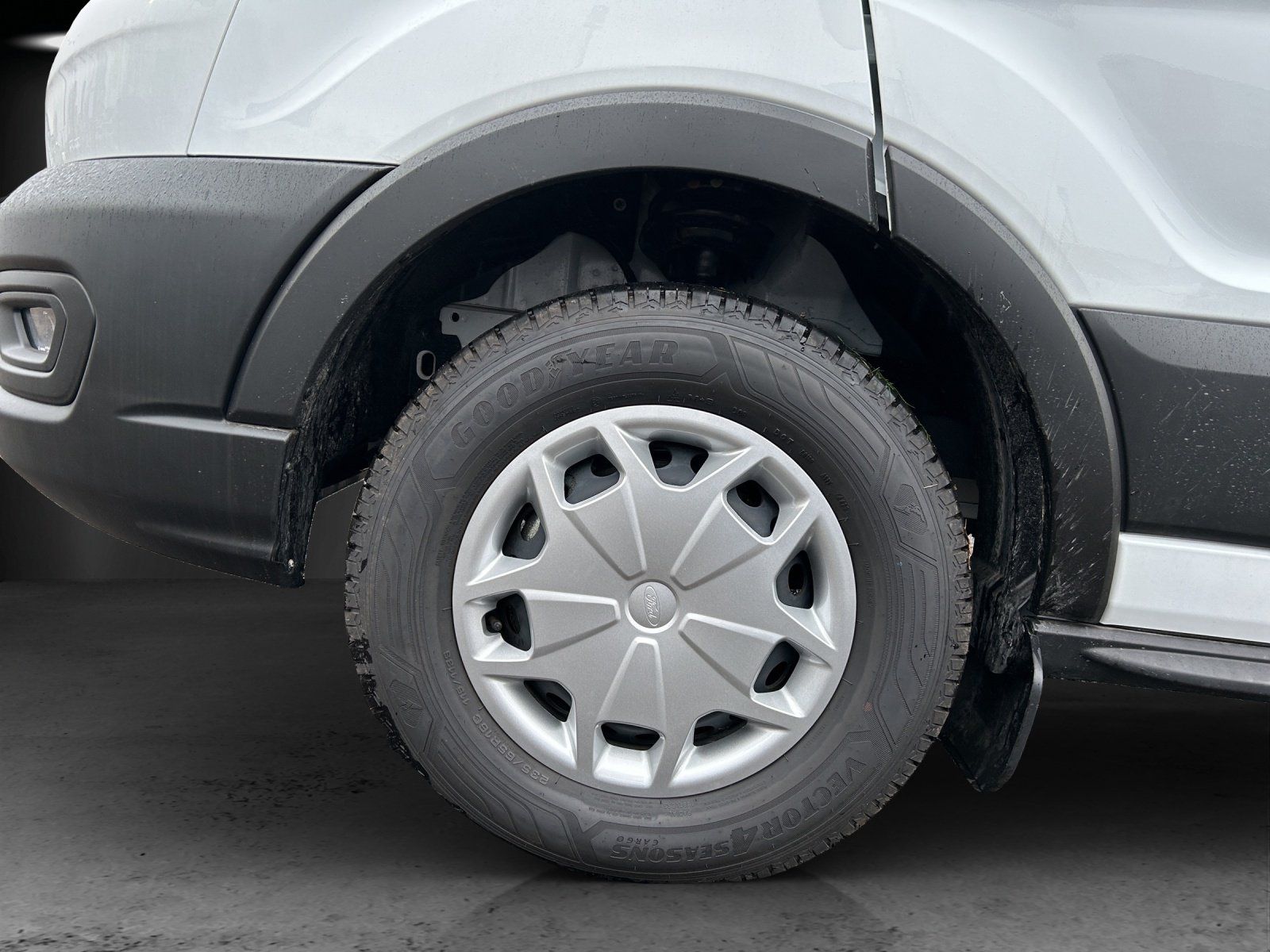 Fahrzeugabbildung Ford Transit L4 Einzelkabine Koffer GJR Ladebordwand