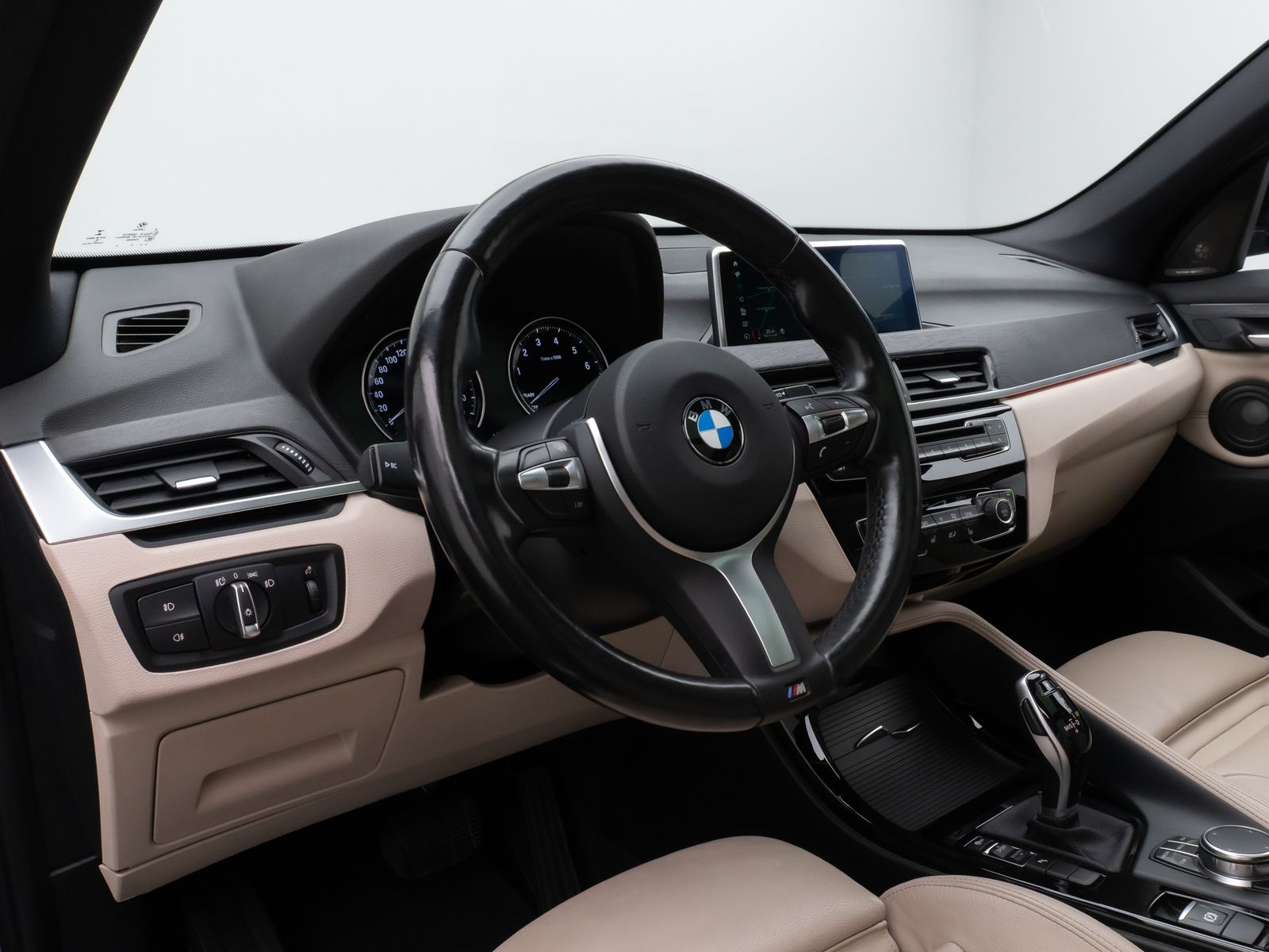 Fahrzeugabbildung BMW X1 sD20i xLine Panorama HUD H/K AHK Leder Voll