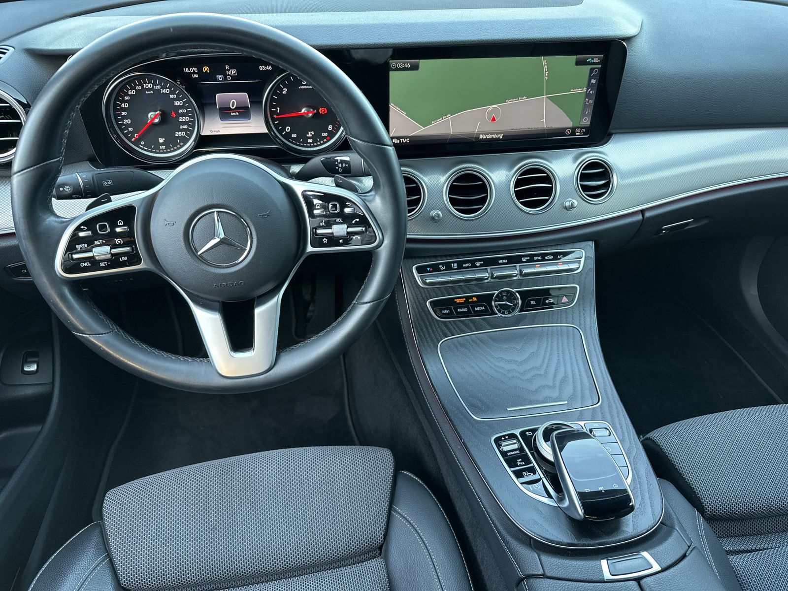 Fahrzeugabbildung Mercedes-Benz E 220d AMG-Line NAV+LED+KAMERA+WIDESCREEN+19ZOLL
