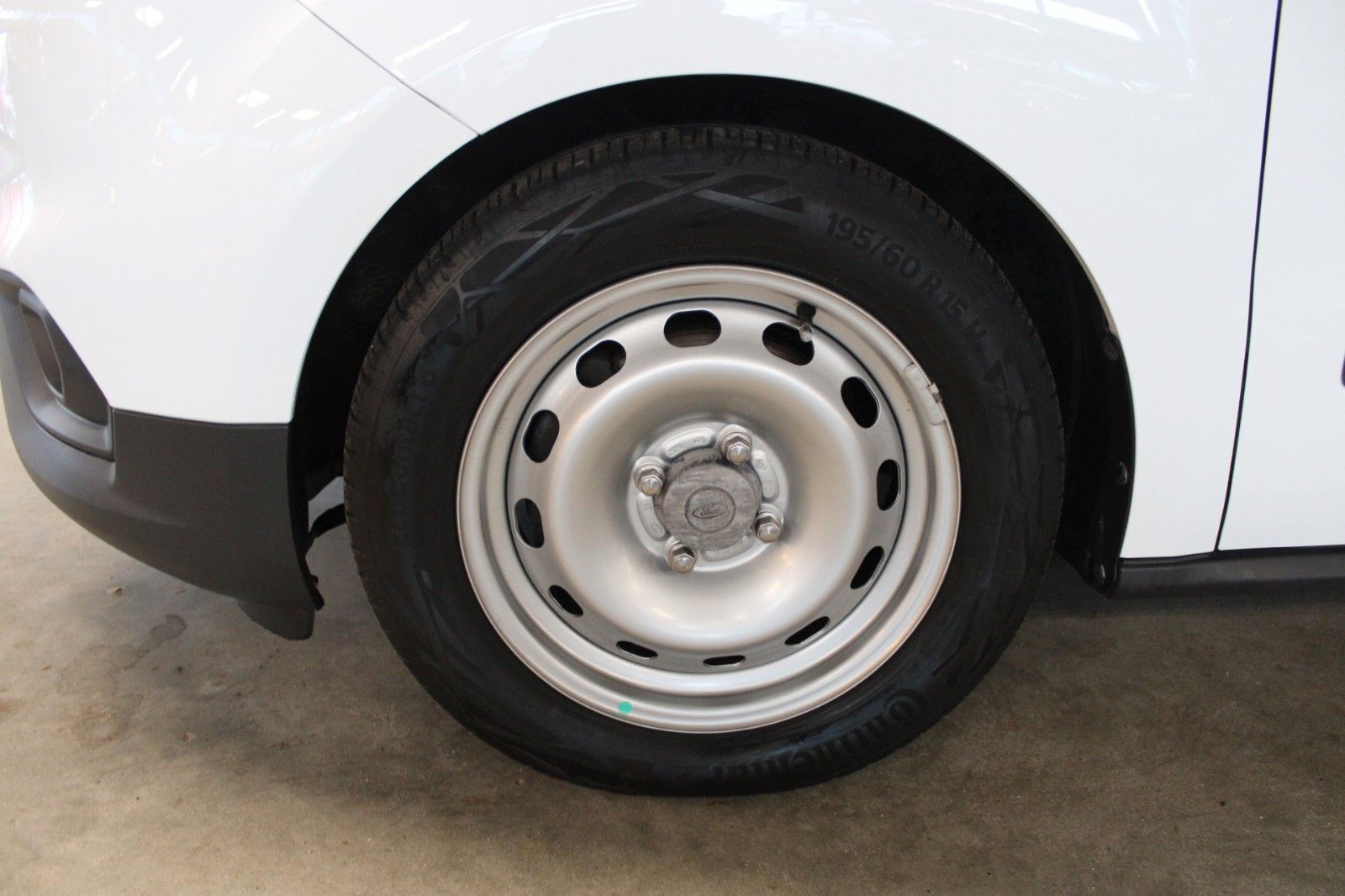 Fahrzeugabbildung Ford Transit Courier Kasten Dachträger