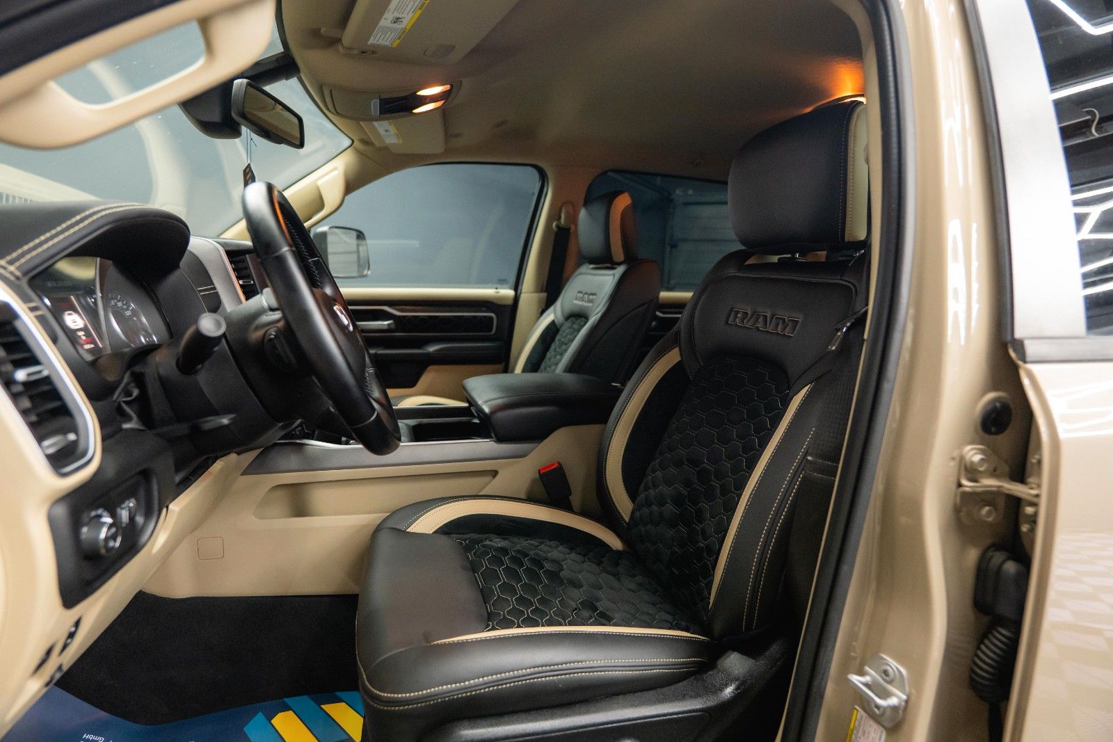 Fahrzeugabbildung Dodge RAM 5.7 V8 HEMI 4x4 ARMY STYLE Offroad LONGBED
