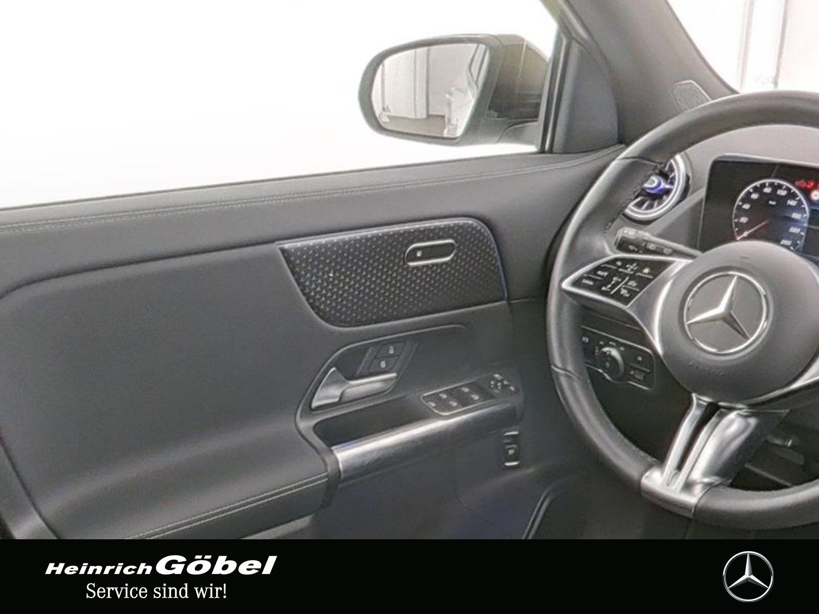 Fahrzeugabbildung Mercedes-Benz GLA 200 PROGRESSIVE+PANO+AHK+TOTWINKEL+NIGHT.P