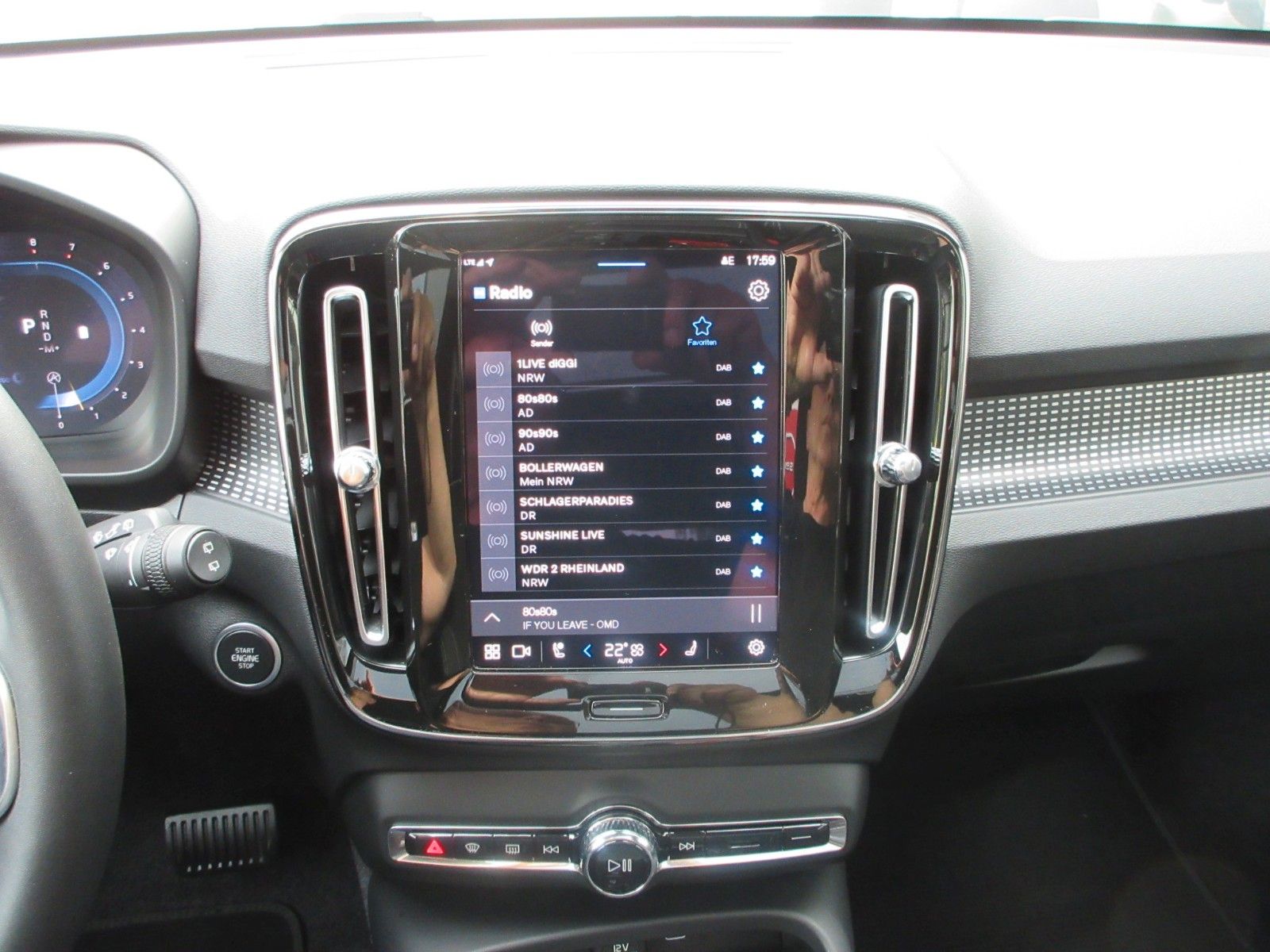 Fahrzeugabbildung Volvo XC 40 Plus Dark 2WD