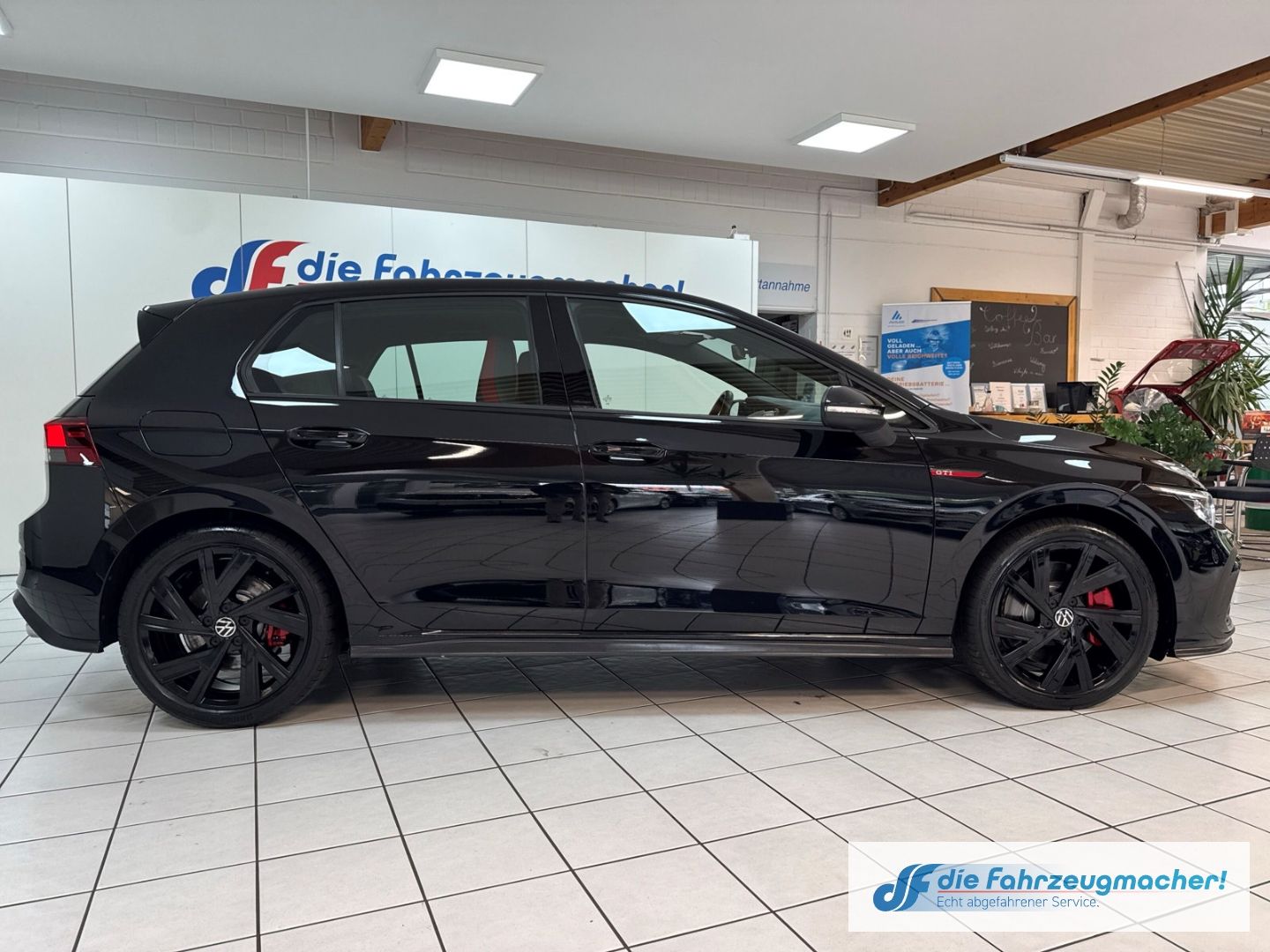 Fahrzeugabbildung Volkswagen Golf VIII GTI 2.0 TSI Navi Digitales Cockpit LED