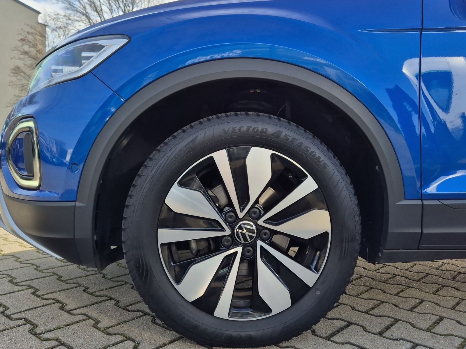 Fahrzeugabbildung Volkswagen T-Roc TSI Move AHK Navi LED AID ACC Park-Assist