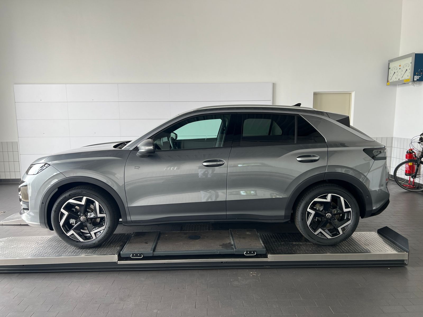 Fahrzeugabbildung Volkswagen T-Roc R-Line 1.5 eTSI DSG *AHK, LED, ACC, 18"-LM