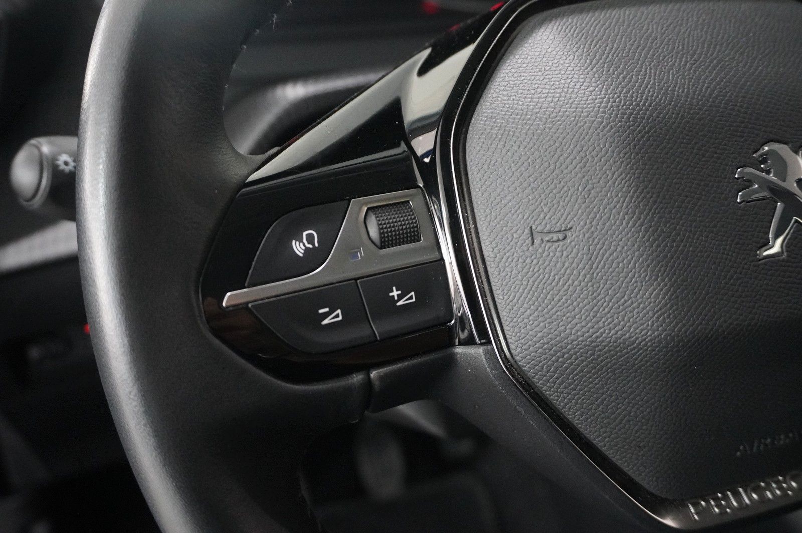 Fahrzeugabbildung Peugeot 2008 1.2 PURETECH NAVI/SHZ/KAMERA/TEMP/DAB+