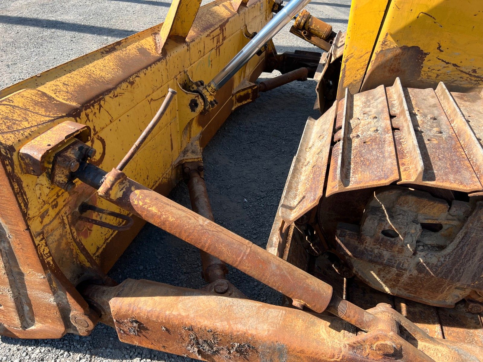 Fahrzeugabbildung Komatsu D65PX-15 / nur 5.945h / Baujahr: 2004
