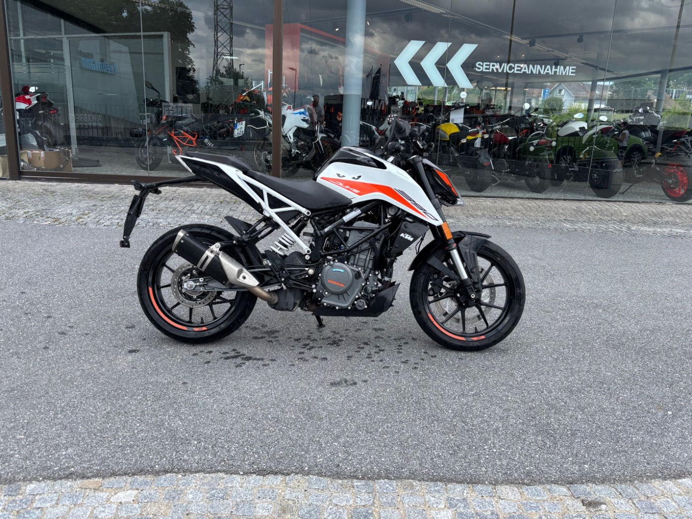 Fahrzeugabbildung KTM 390 Duke Modell 2022 mit Quickshifter