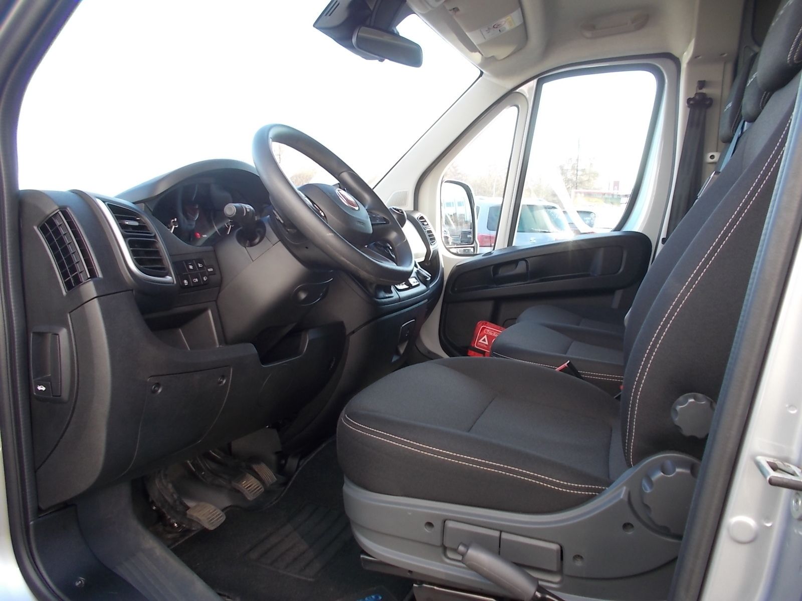 Fahrzeugabbildung Fiat Ducato Kombi 33 L2H2 140 Multijet + 9 Sitzer