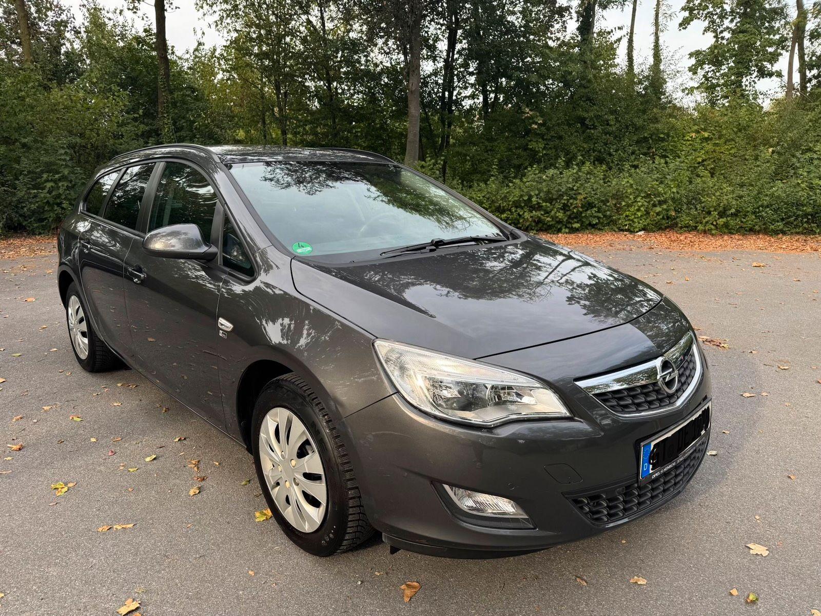 Opel Astra 2012 — rear view